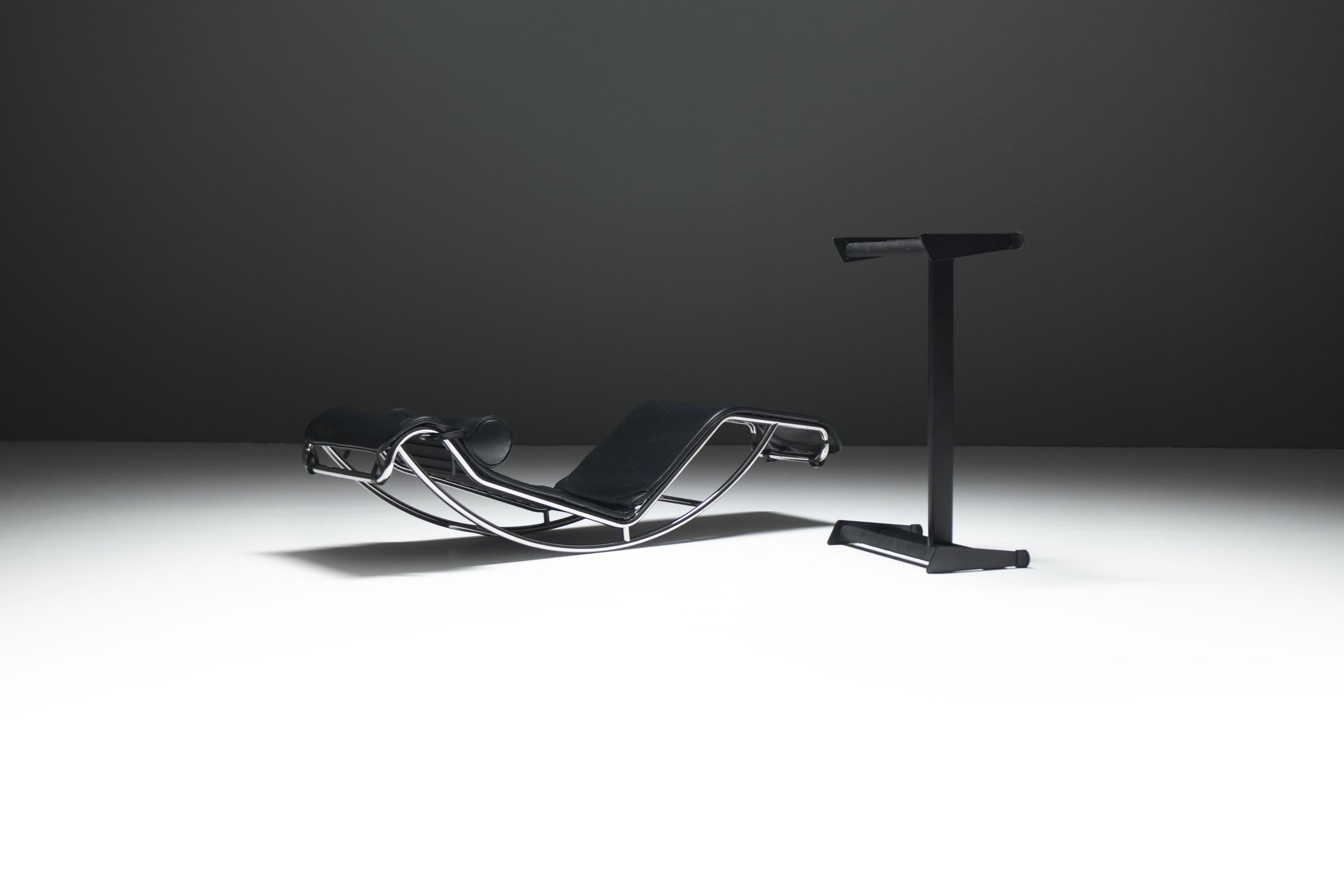 LC 4 black leather lounge chair by Le Corbusier, Jeanneret, Perriand for Cassina For Sale 2