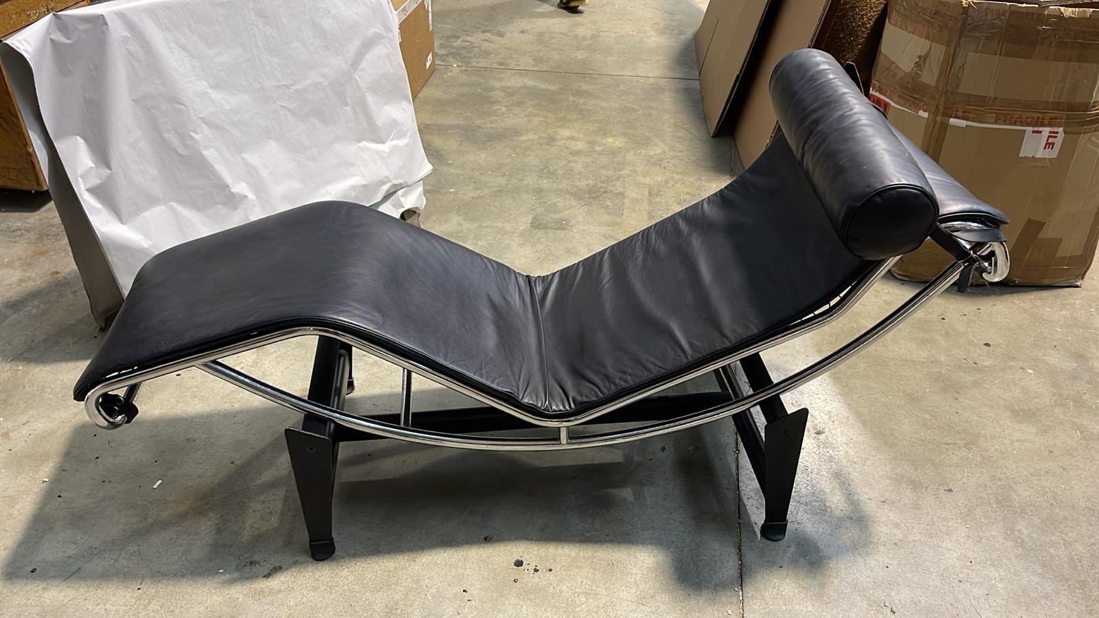Italian LC 4 Chaise-Longue Quattrifolio Italy 1970s Black Leather For Sale