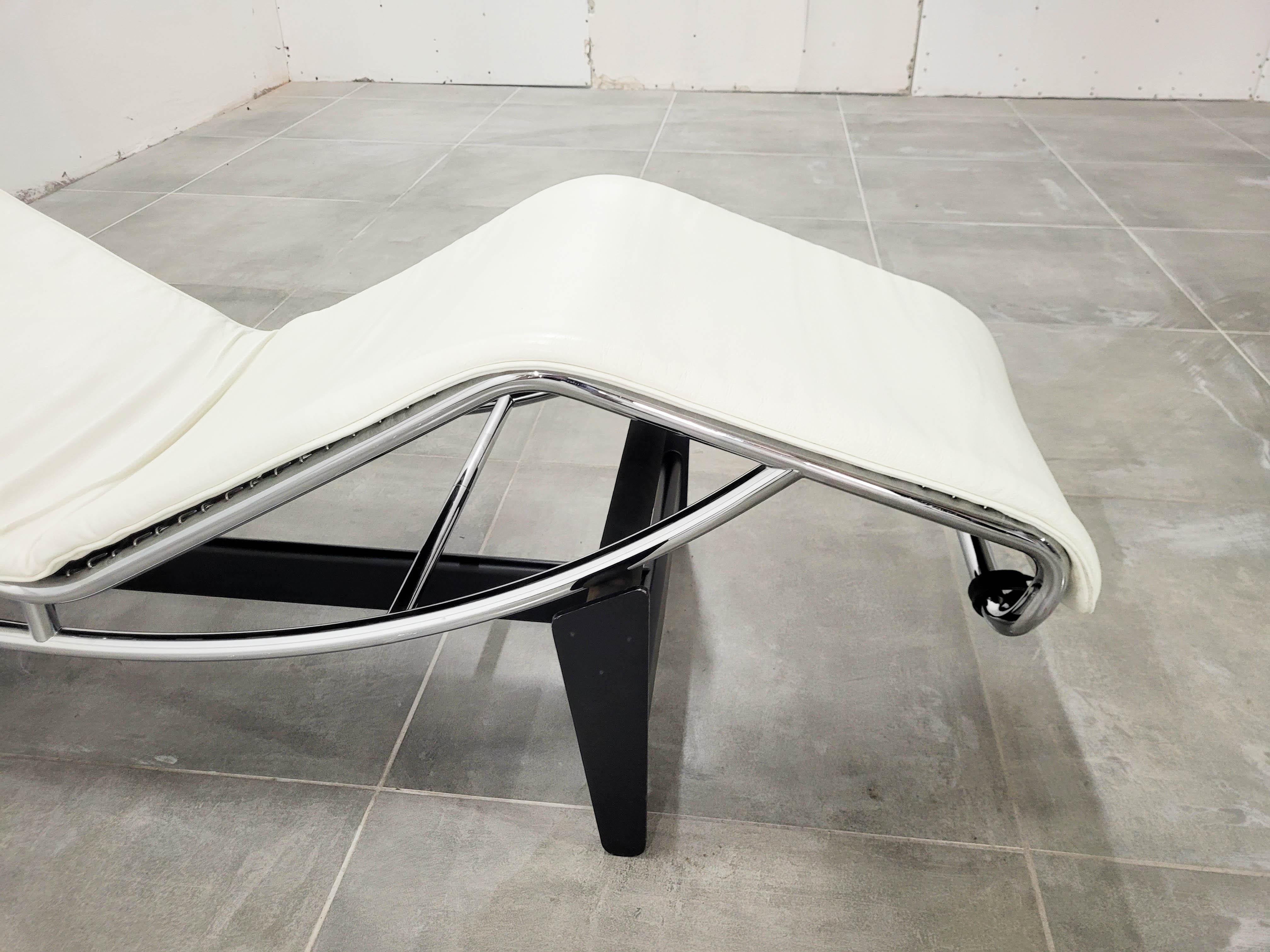 LC-4 Lounge Chair in White Leather by Le Corbusier for Cassina, 1980s For Sale 7