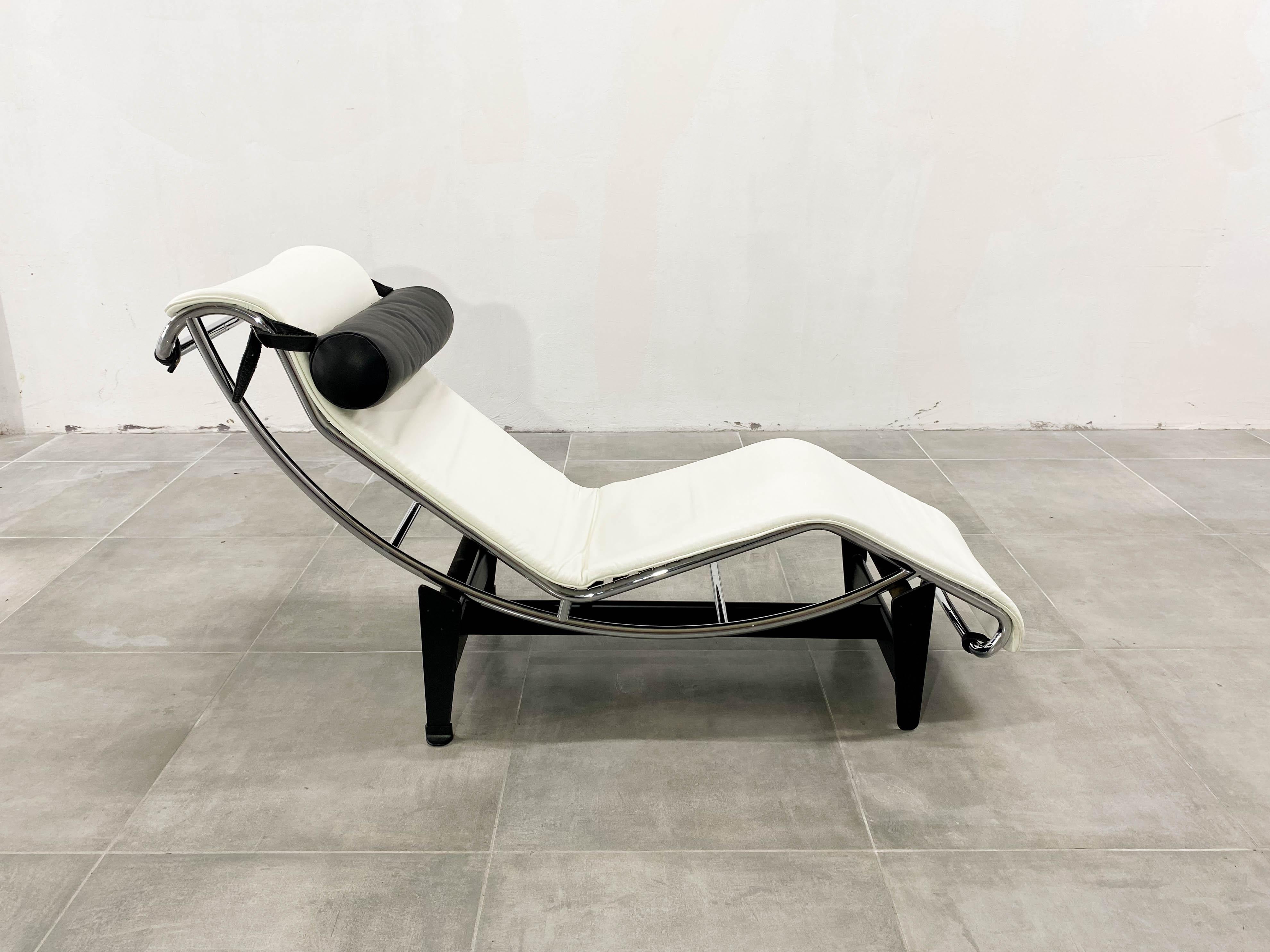 LC-4 Lounge Chair in White Leather by Le Corbusier for Cassina, 1980s For Sale 9