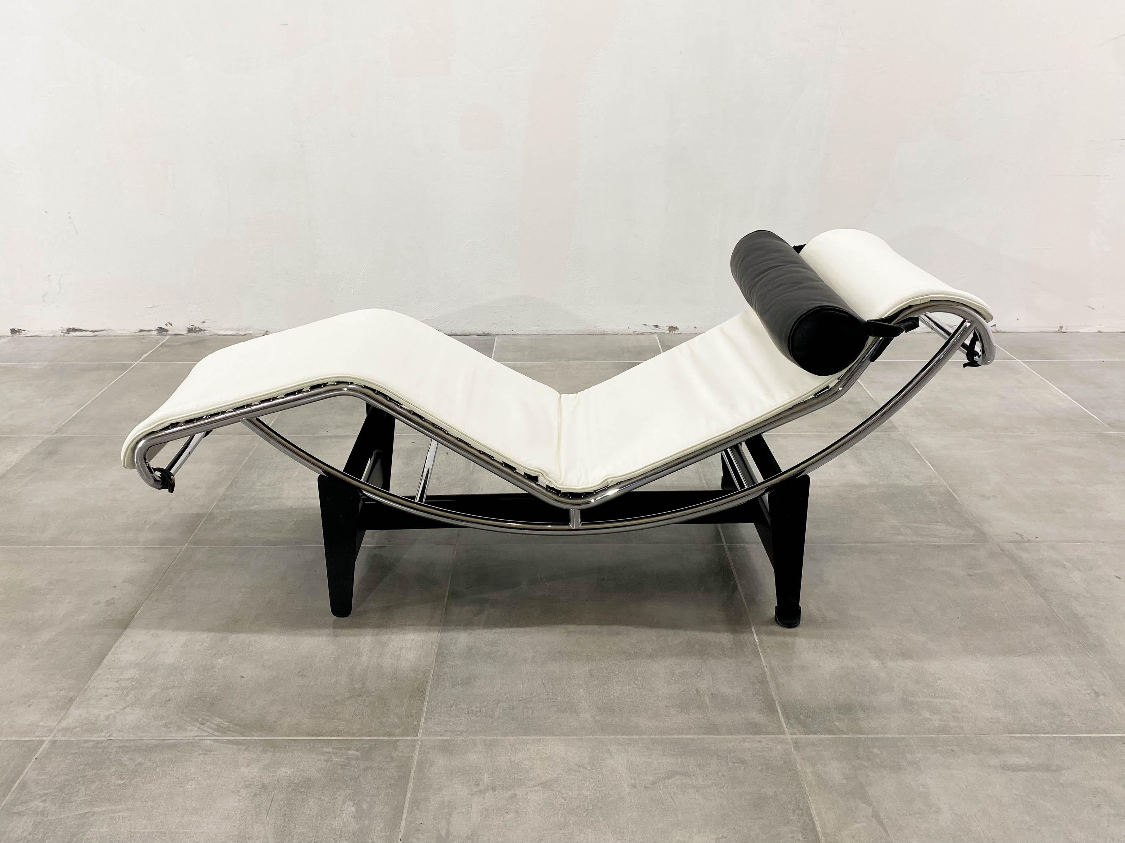 LC-4 Lounge Chair in White Leather by Le Corbusier for Cassina, 1980s For Sale 10