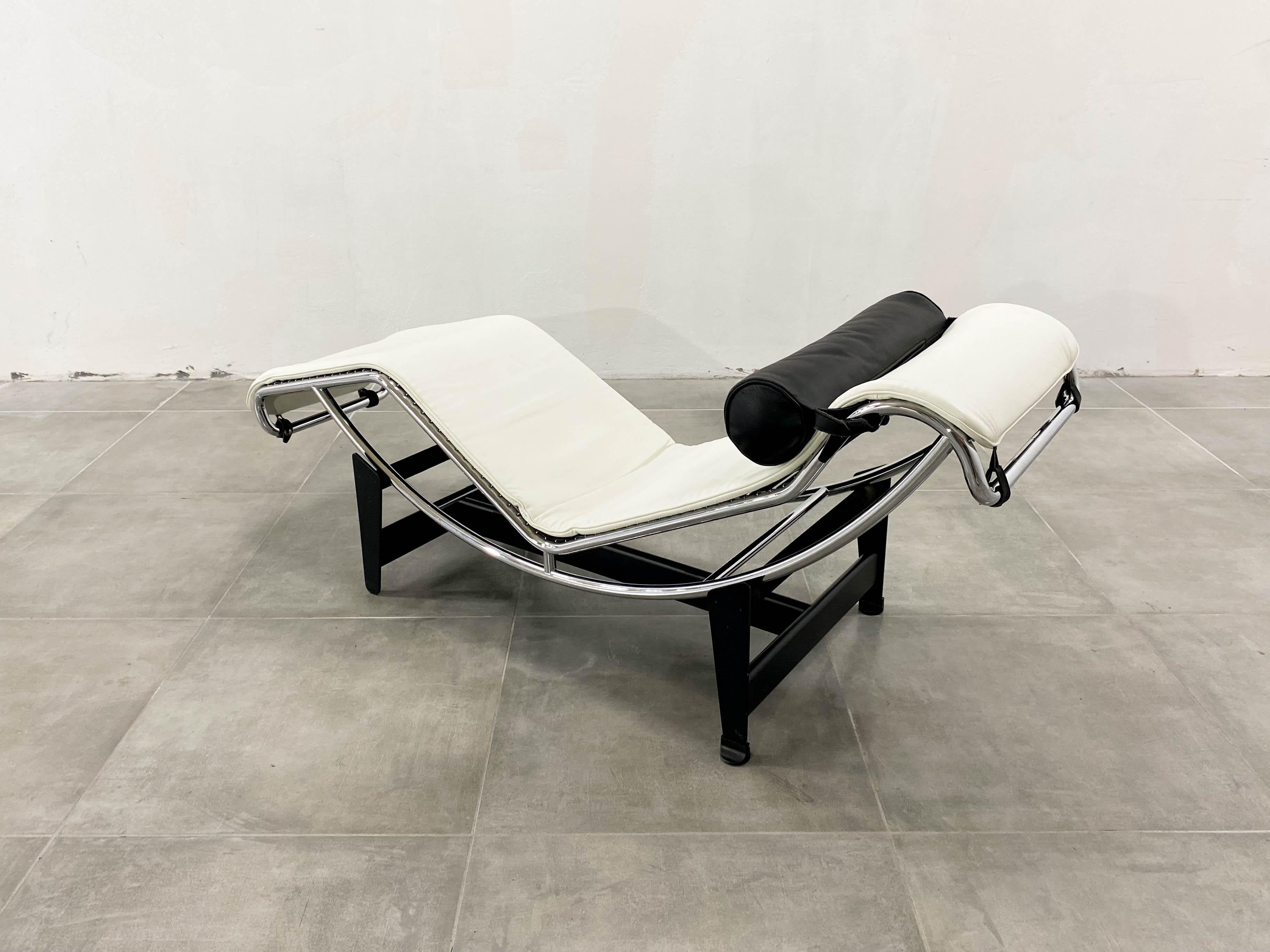 LC-4 Lounge Chair in White Leather by Le Corbusier for Cassina, 1980s For Sale 11