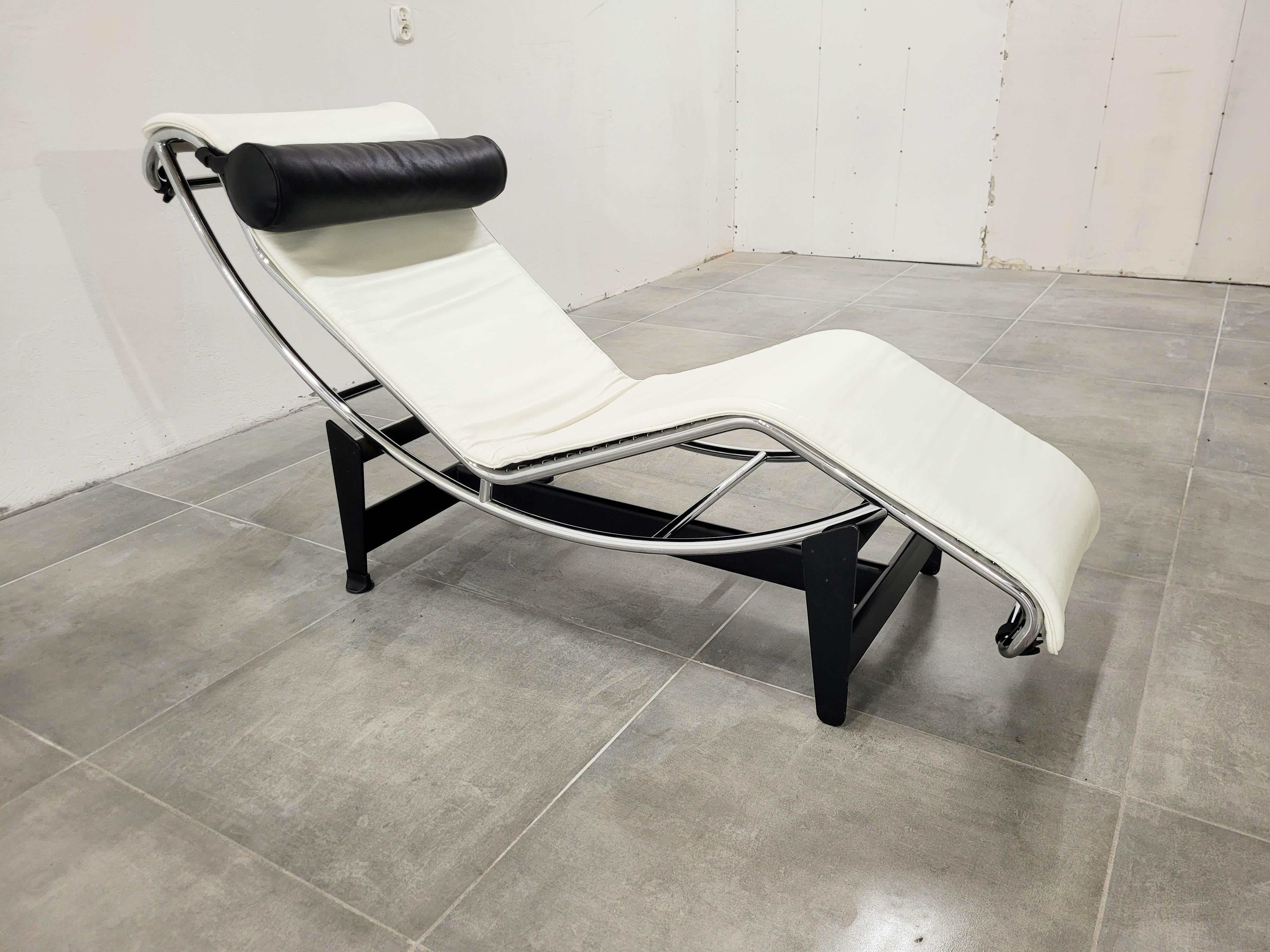 Italian LC-4 Lounge Chair in White Leather by Le Corbusier for Cassina, 1980s For Sale