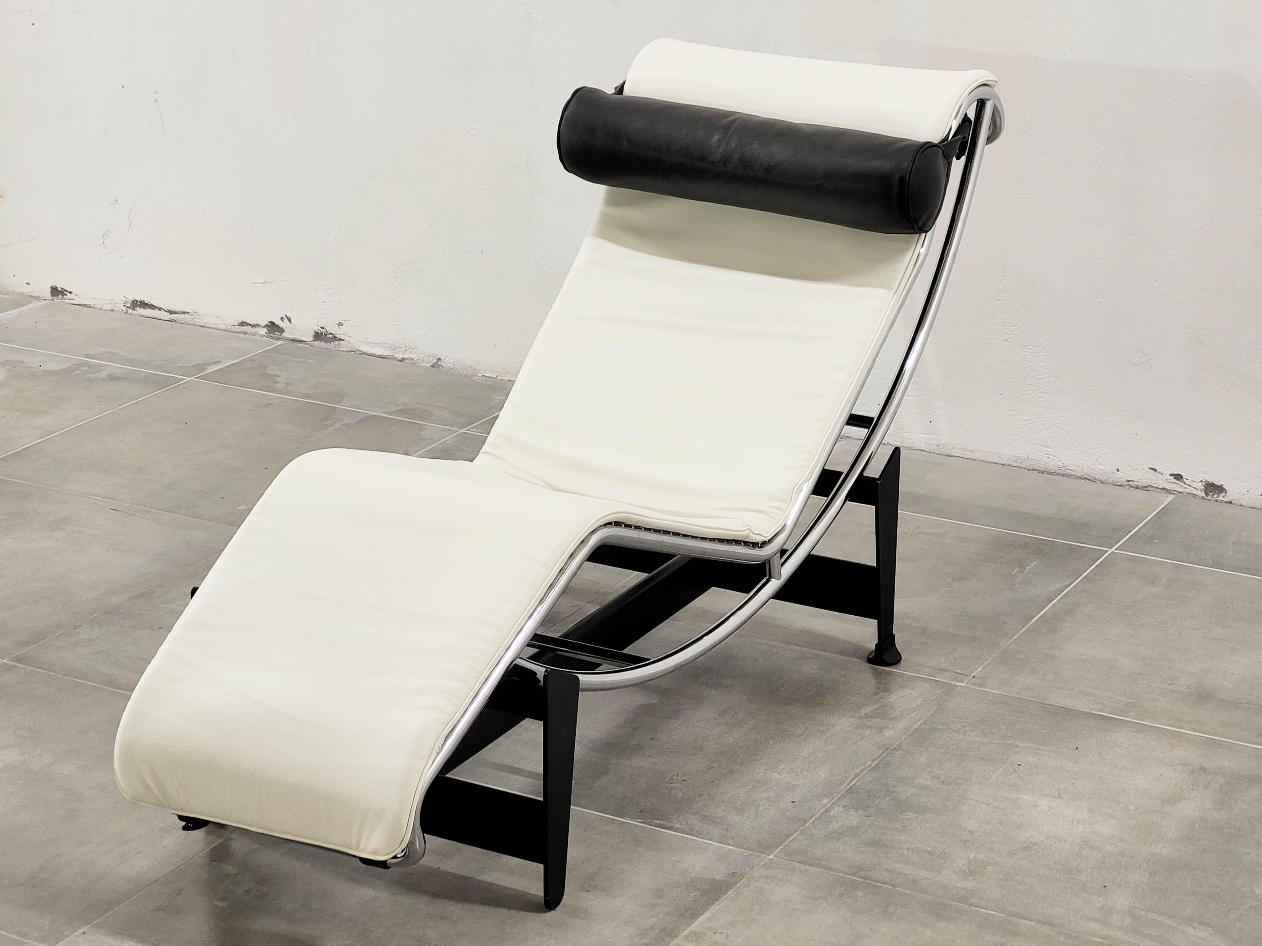 LC-4 Lounge Chair in White Leather by Le Corbusier for Cassina, 1980s In Excellent Condition For Sale In Radomsko, Województwo łódzkie