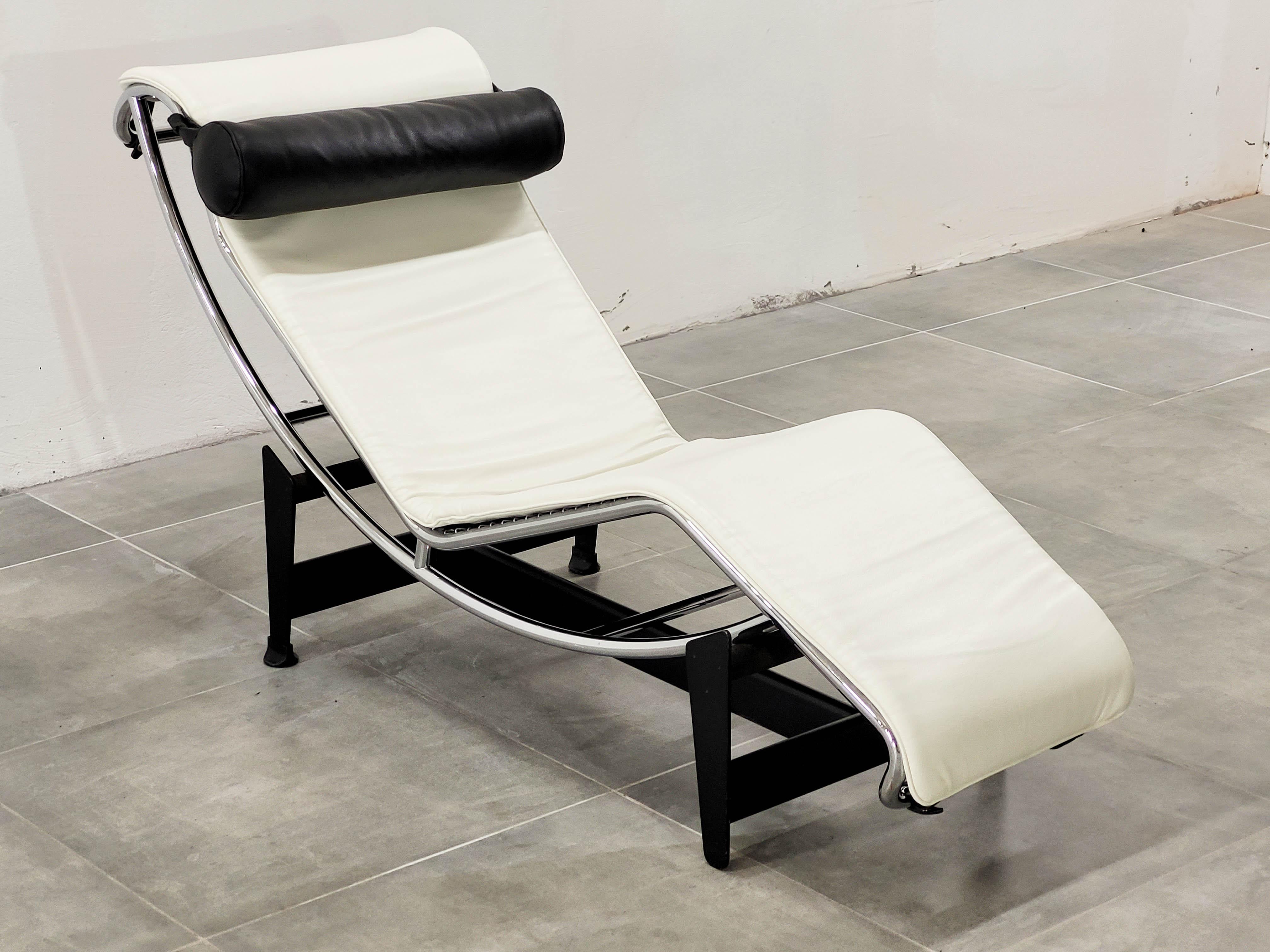 20th Century LC-4 Lounge Chair in White Leather by Le Corbusier for Cassina, 1980s For Sale