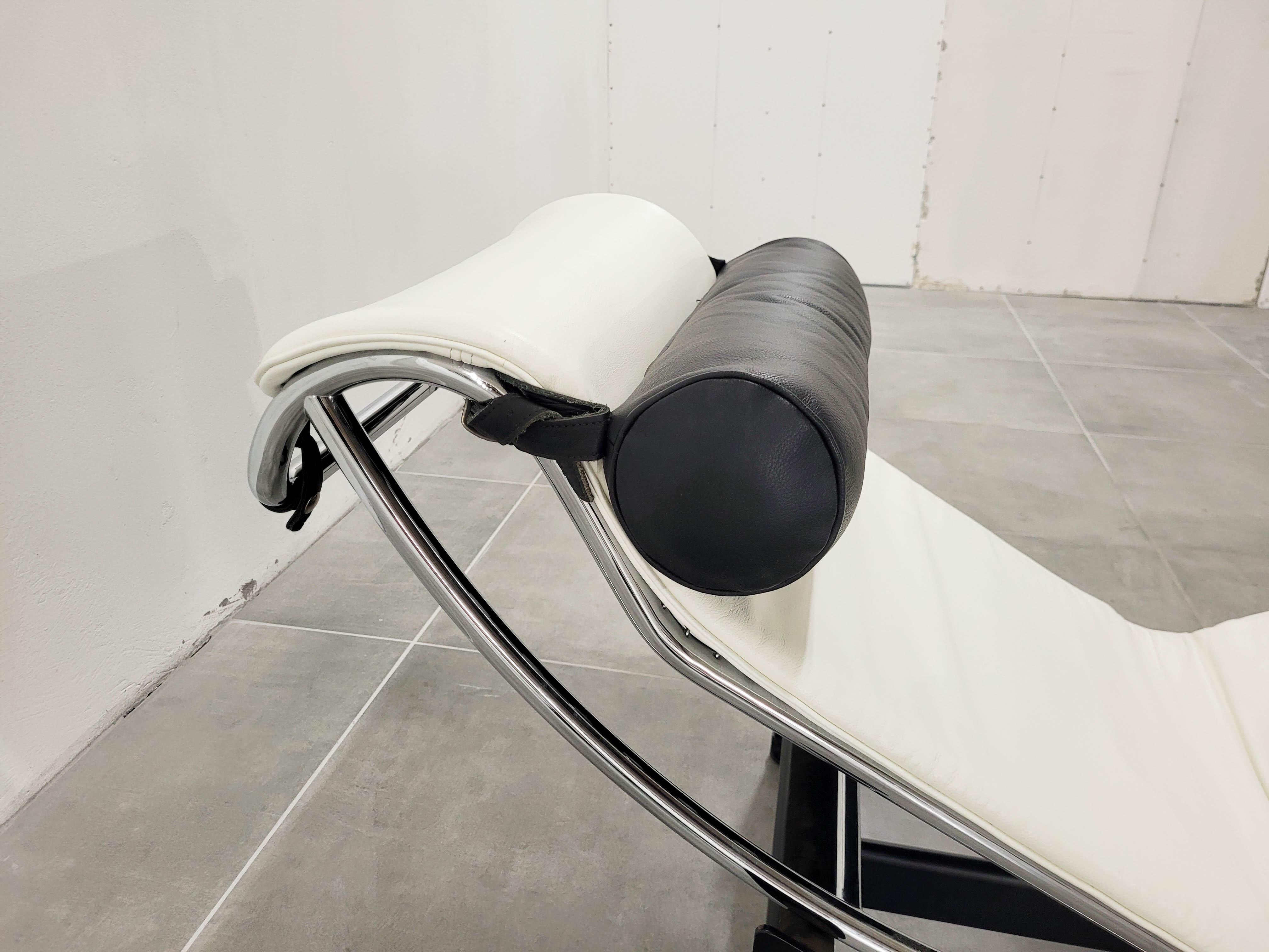 LC-4 Lounge Chair in White Leather by Le Corbusier for Cassina, 1980s For Sale 1