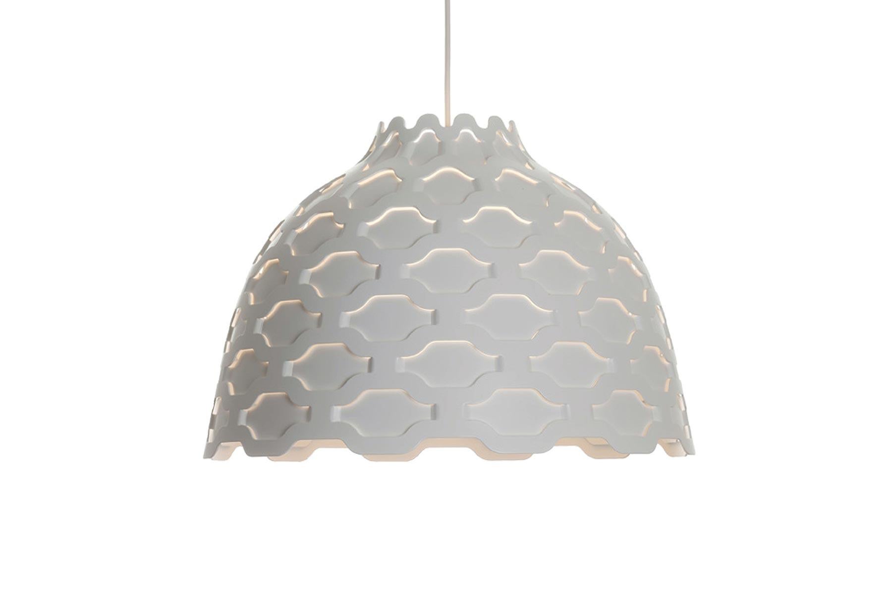 The concentrated light from the light source is filtered through an opalescent diffuser to ensure soft, comfortable light distribution. The softened light creates a pleasant atmosphere within the shade and ensures a gentle lighting effect on the