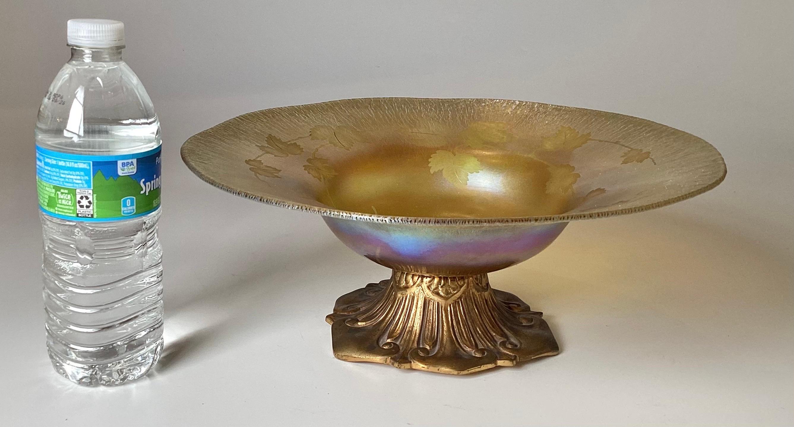 Art nouveau L.C. Bol central Tiffany Favrile sur base en bronze en vente
