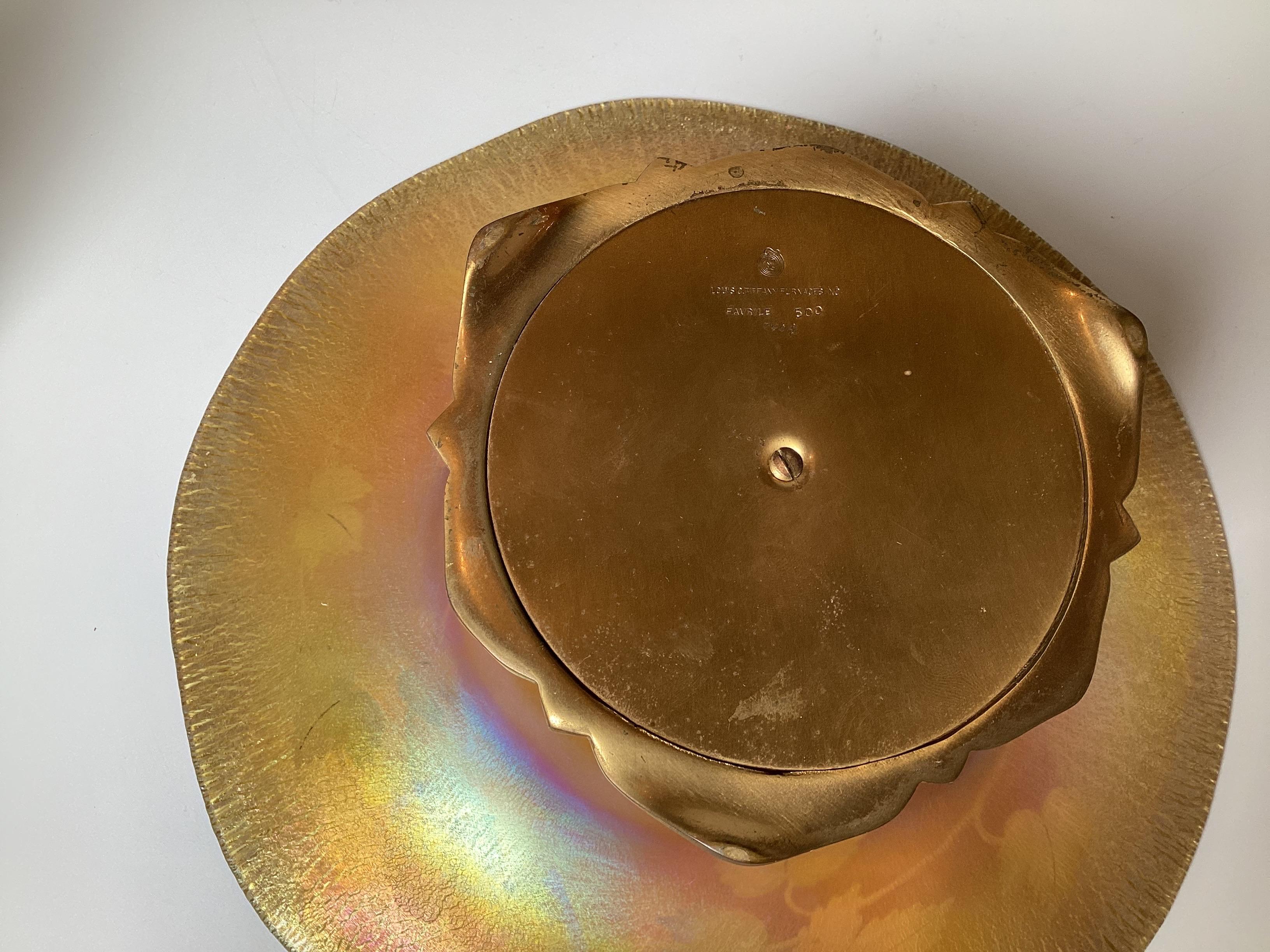 L.C. Bol central Tiffany Favrile sur base en bronze Bon état - En vente à Lambertville, NJ