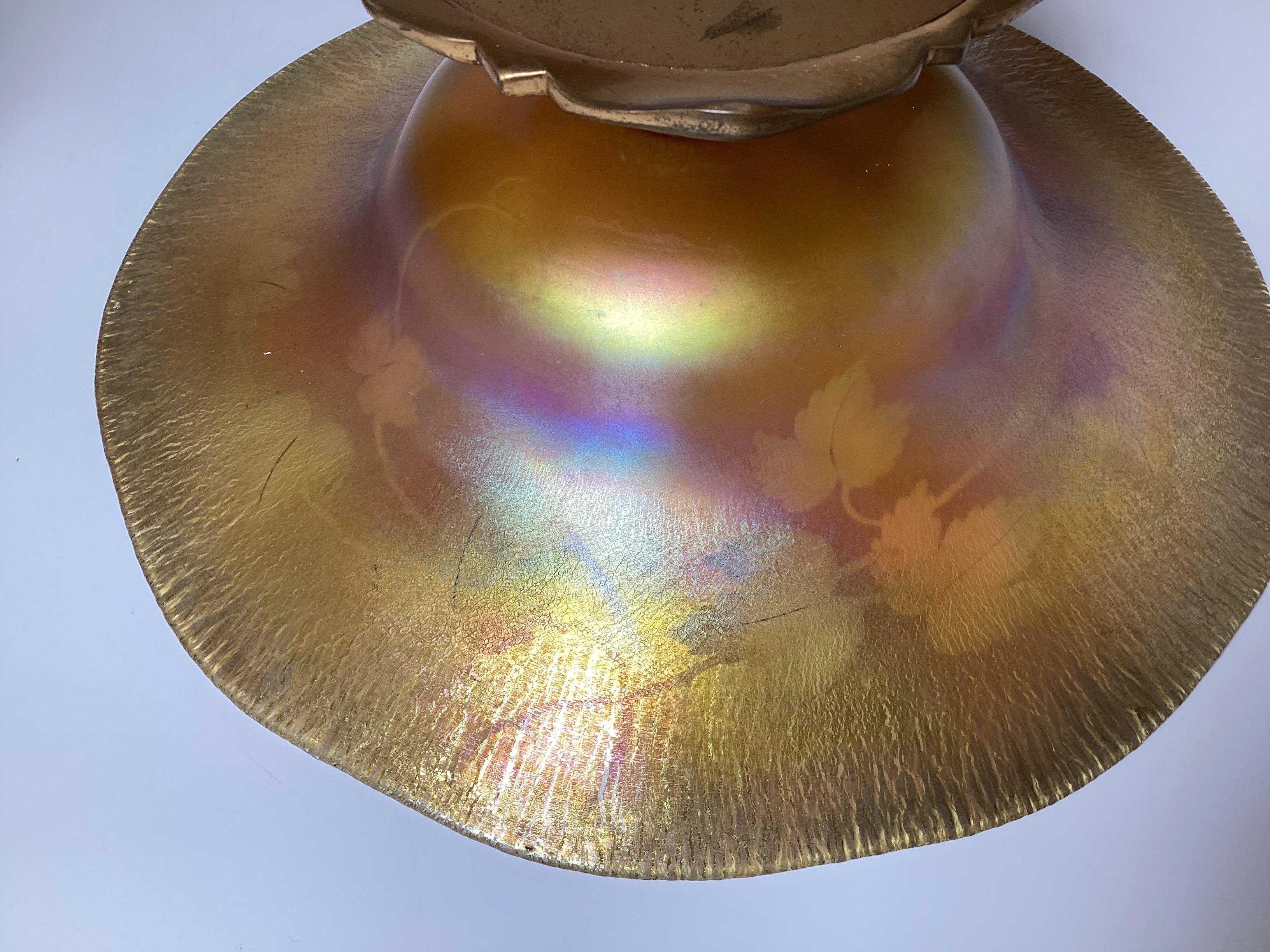 Verre d'art L.C. Bol central Tiffany Favrile sur base en bronze en vente