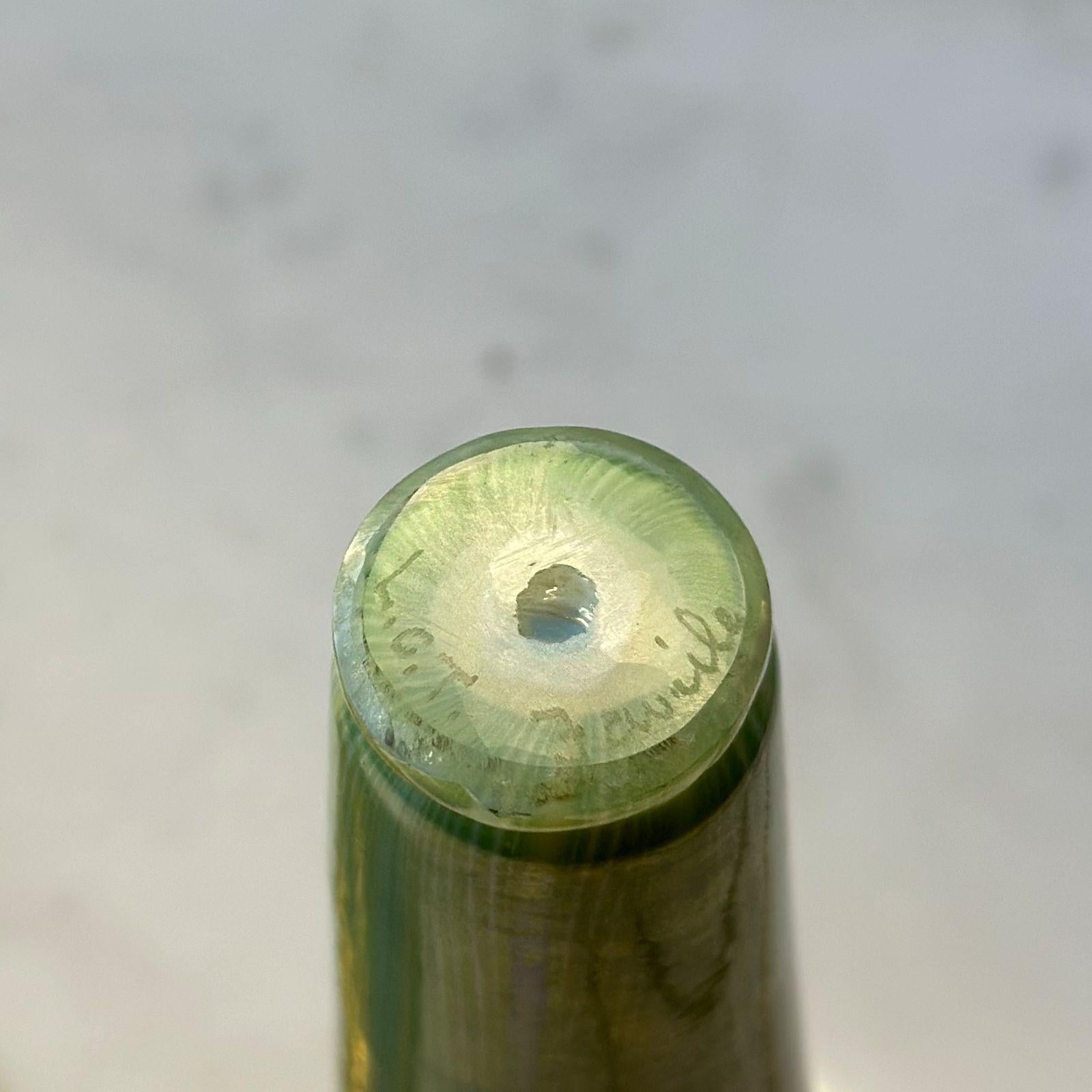 Uno splendido vaso in vetro Favrile di Tiffany Studios New York, che presenta una graziosa forma a tromba con un disegno di piume ben eseguito in toni scintillanti di oro, verde e sottili riflessi ametista. La superficie iridescente cattura la luce