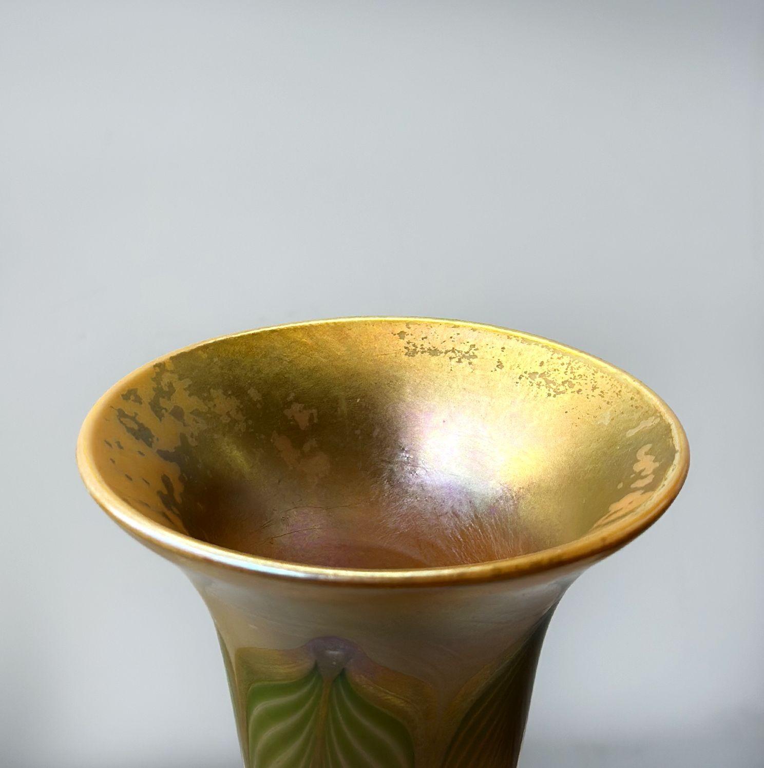XX secolo L.C. Vaso a tromba in vetro Favrile e bronzo dorato Tiffany, n. 1043 in vendita
