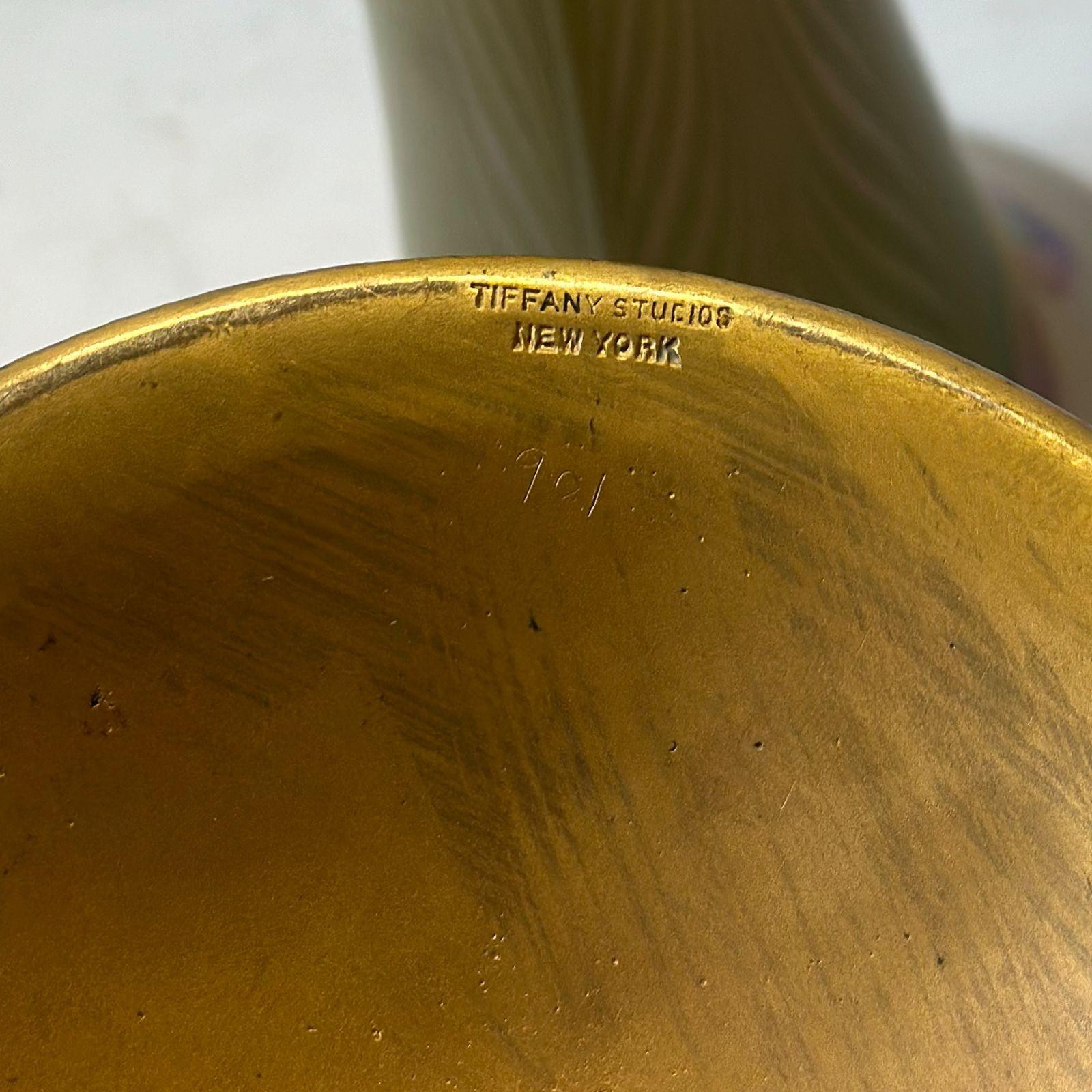 L.C. Vaso a tromba in vetro Favrile e bronzo dorato Tiffany, n. 1043 in vendita 1