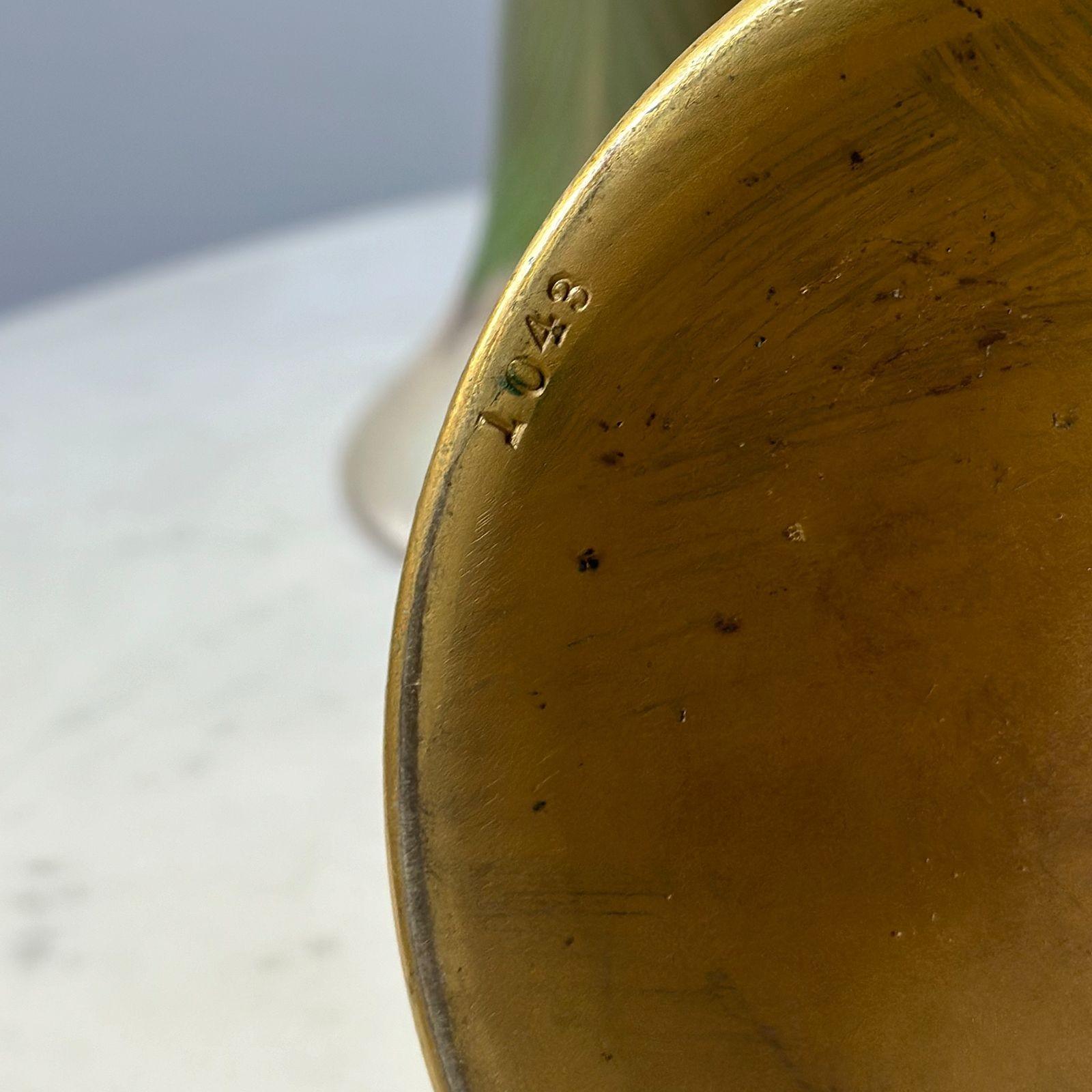 L.C. Vaso a tromba in vetro Favrile e bronzo dorato Tiffany, n. 1043 in vendita 2