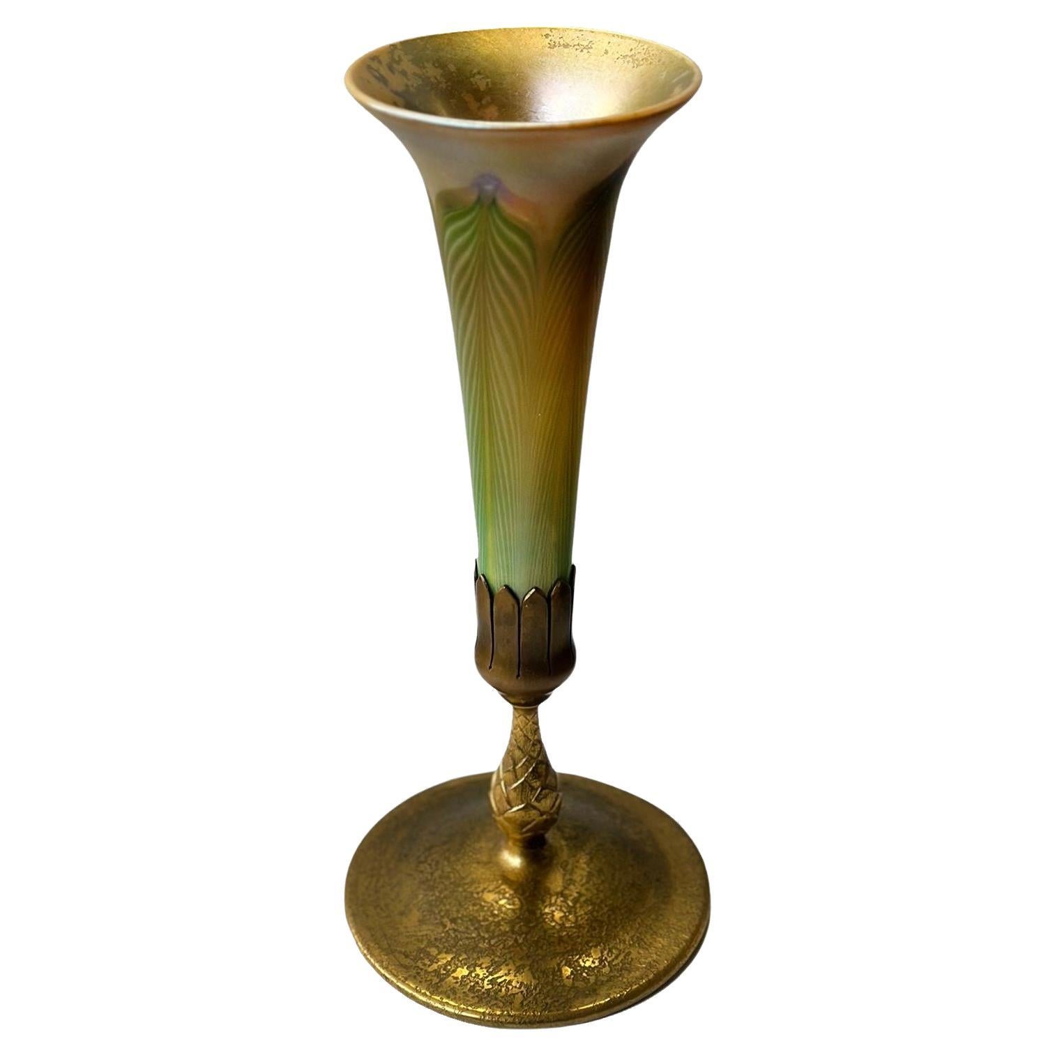 L.C. Vaso a tromba in vetro Favrile e bronzo dorato Tiffany, n. 1043