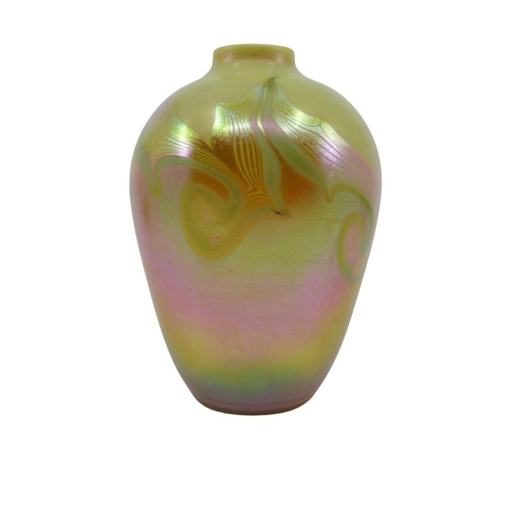Art nouveau Vase à pied en verre d'art à opale vert et plumes crochetées de Tiffany, vers 1901 en vente