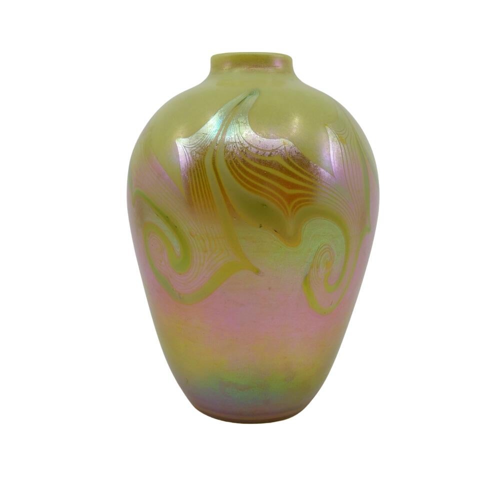 LC Tiffany Green Opal & Hooked Feather Art Glass Favrile Vase mit Fuß, um 1901 (amerikanisch) im Angebot