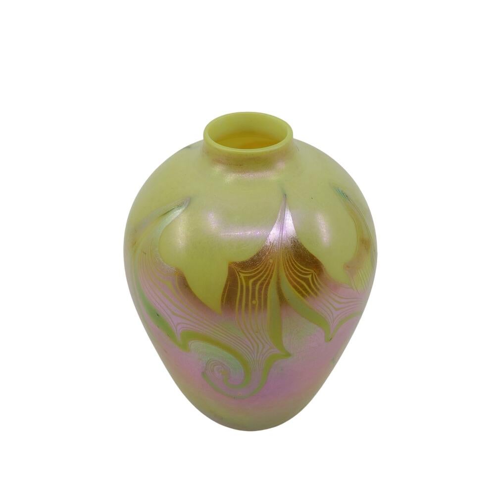 LC Tiffany Green Opal & Hooked Feather Art Glass Favrile Vase mit Fuß, um 1901 (Gebrannt) im Angebot