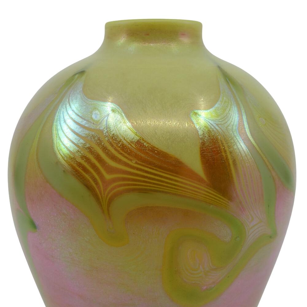 LC Tiffany Green Opal & Hooked Feather Art Glass Favrile Vase mit Fuß, um 1901 im Zustand „Hervorragend“ im Angebot in Cathedral City, CA
