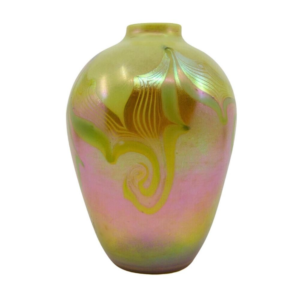 LC Tiffany Green Opal & Hooked Feather Art Glass Footed Favrile Vase, circa 1901 For Sale