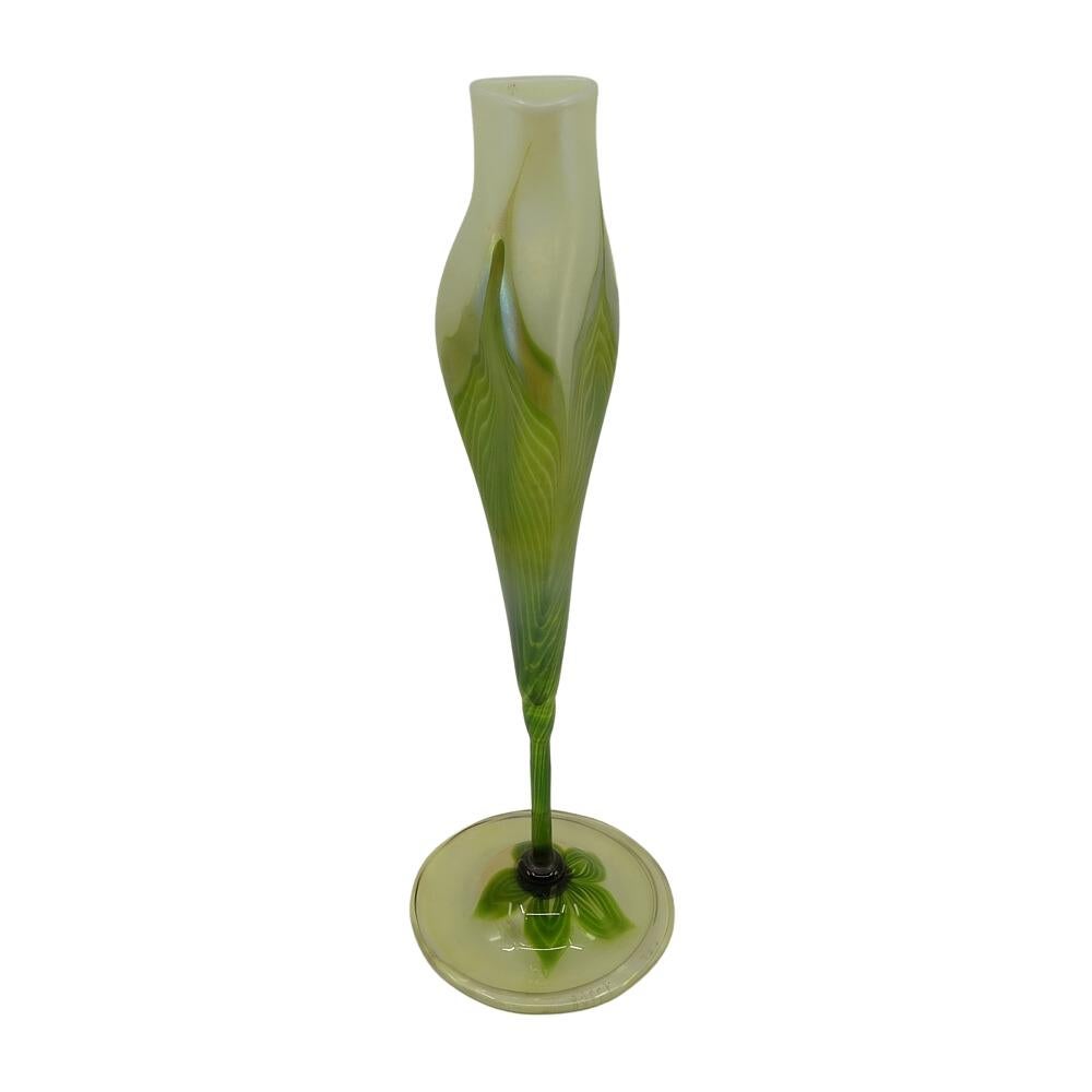 American LC Tiffany Pulled Feather Art Glass Favrile Calyx Floriform Vase, circa 1906 For Sale