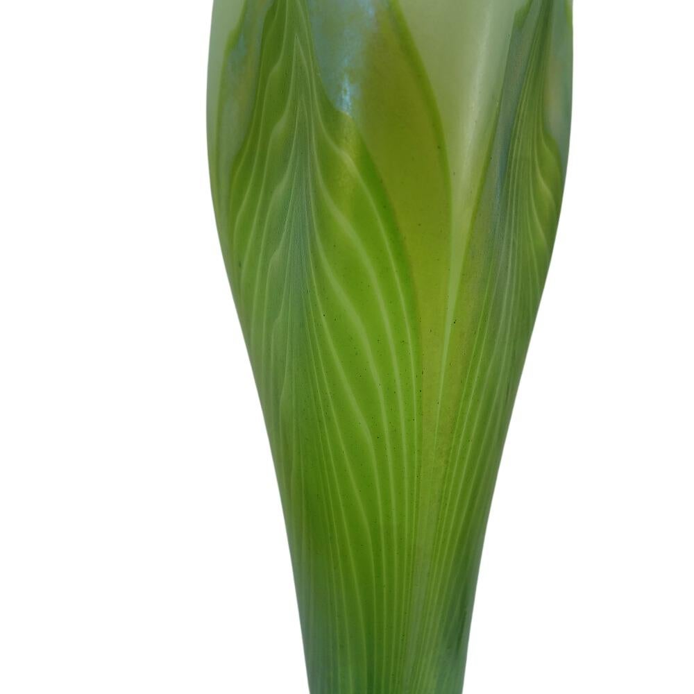 LC Tiffany Pulled Feather Art Glass Favrile Calyx Floriform Vase, circa 1906 In Good Condition For Sale In Cathedral City, CA