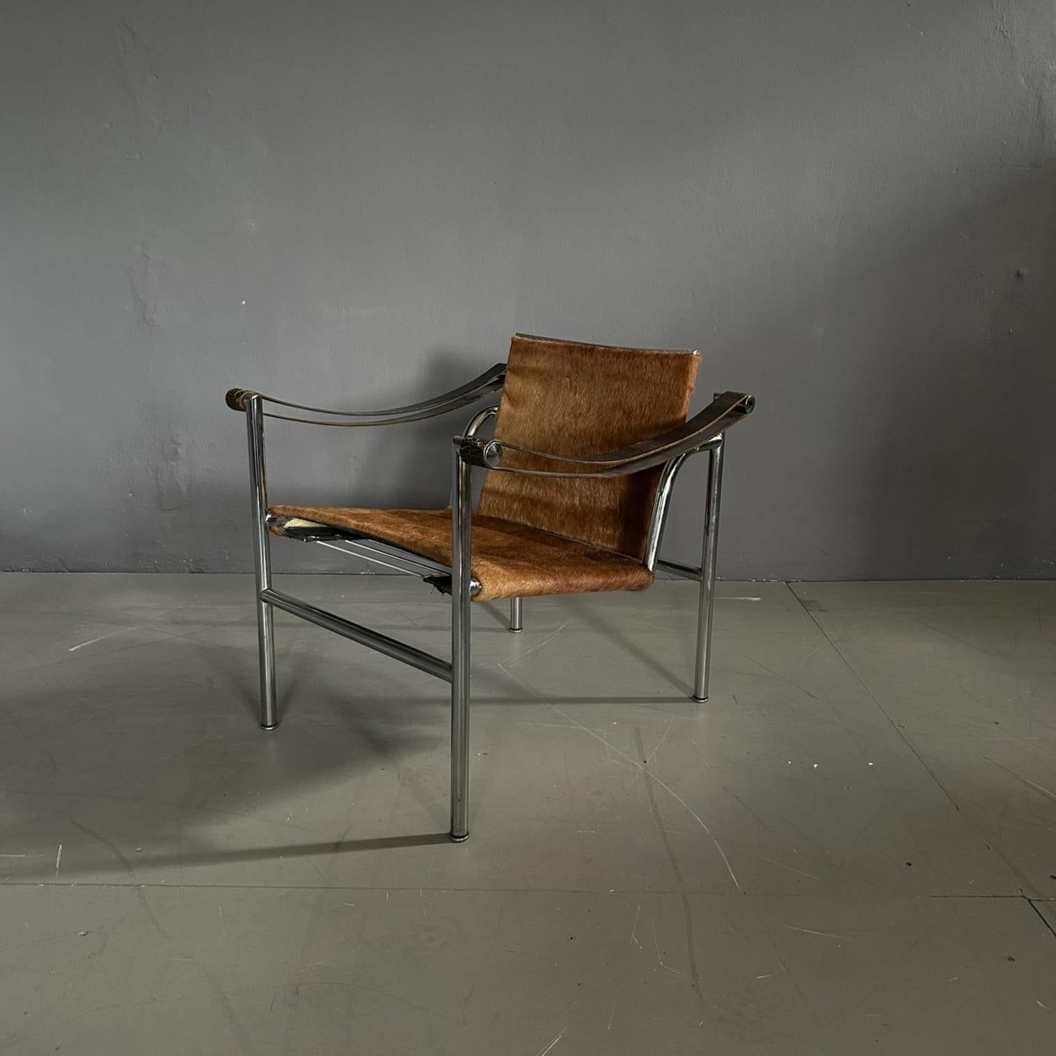 Armchair ''LC1' designed by Le Corbusier, Pierre Jeanneret, Charlotte Perriand, for Cassina, 1965.
The project of the armchair 'LC1' and its first version was presented in 1930 at the first exhibition of the Union of Modern Artists.
On the metal you