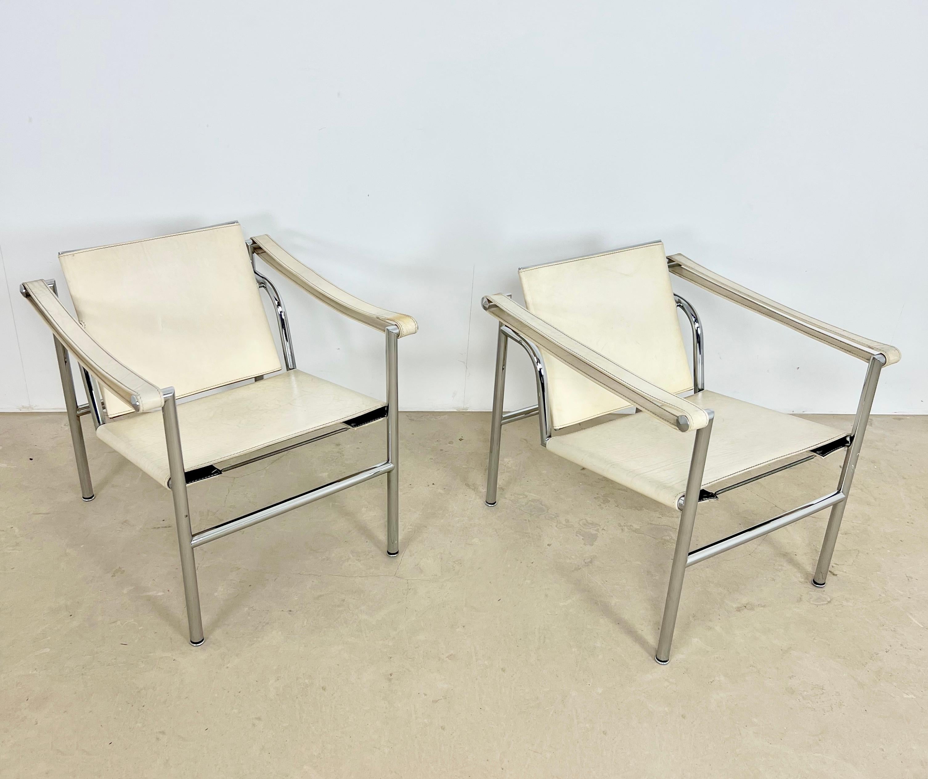 Pair of metal and leather armchairs in white color. stamped LC1 22592. Light wear on the leather (see picture) Wear due to time and age of the leather.