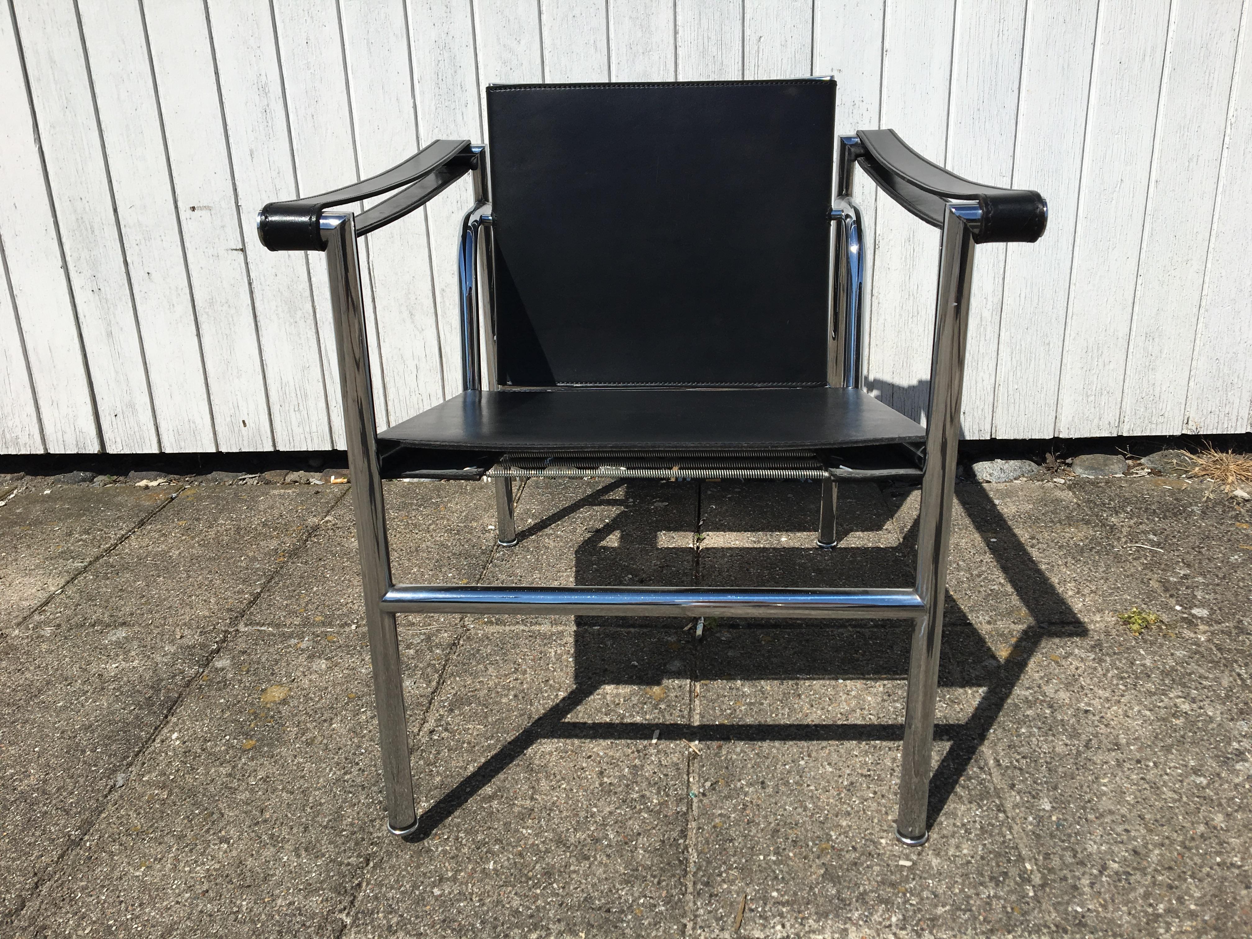 LC1 chair by Pierre Jeanneret for Le Corbusier Studio Paris, 1920s.
Lounge chair Le Corbusier LC-1 Casinna.
Polished steel frame, upholstered in black leather.
Designed in 1928 by Charles Edouard Jeanneret.
Series numbered.