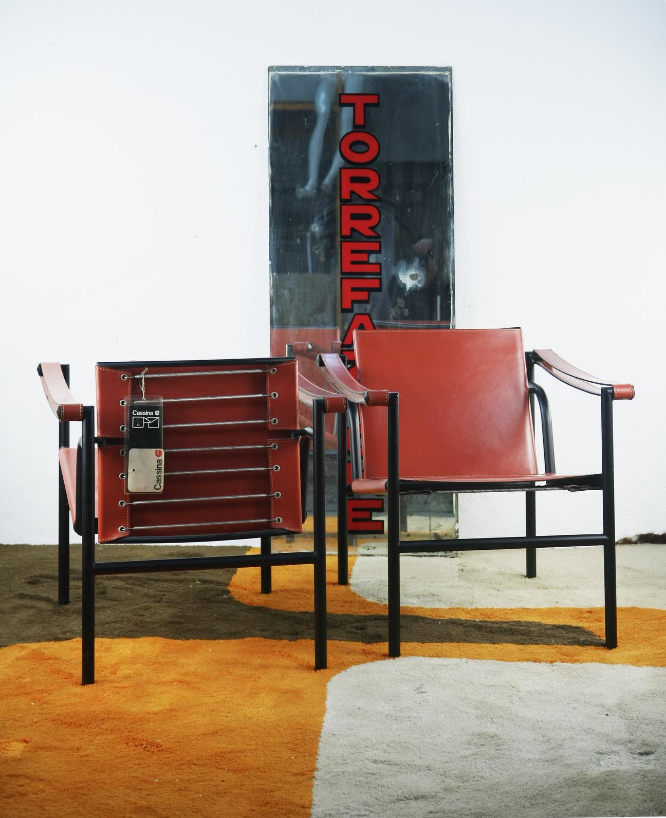 Entdecken Sie den Gipfel dauerhafter Eleganz mit diesem beispielhaften LC1-Stuhlpaar von Le Corbusier, das vom renommierten italienischen Hersteller Cassina produziert wird. Diese Stühle sind ein perfektes Beispiel für das ikonische Design der