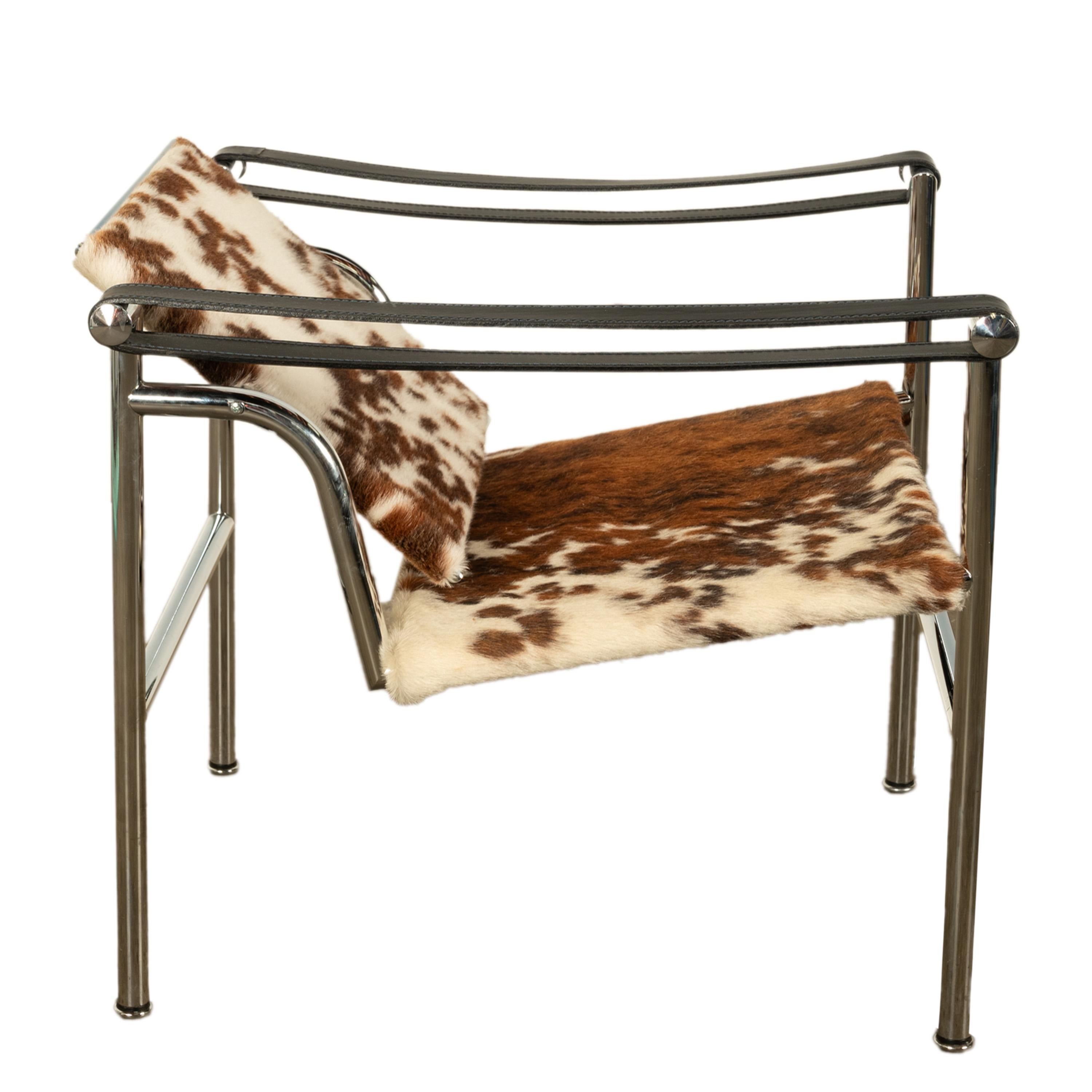 LC1 Sling Bas­cu­lant Cow Hide Chair Le Corbusier Jeanneret & Perriand Cassina 3