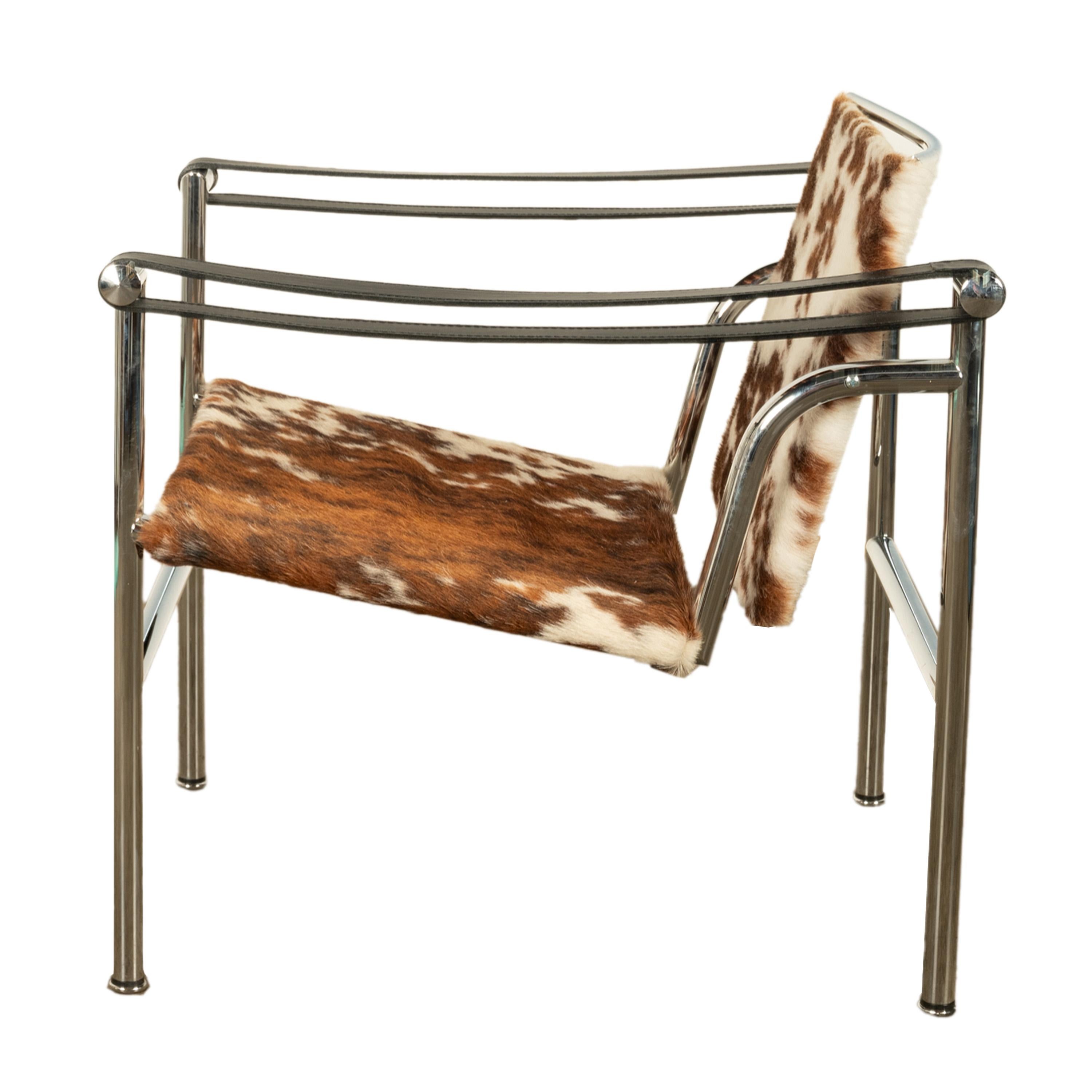 LC1 Sling Bas­cu­lant Cow Hide Chair Le Corbusier Jeanneret & Perriand Cassina In Good Condition In Portland, OR
