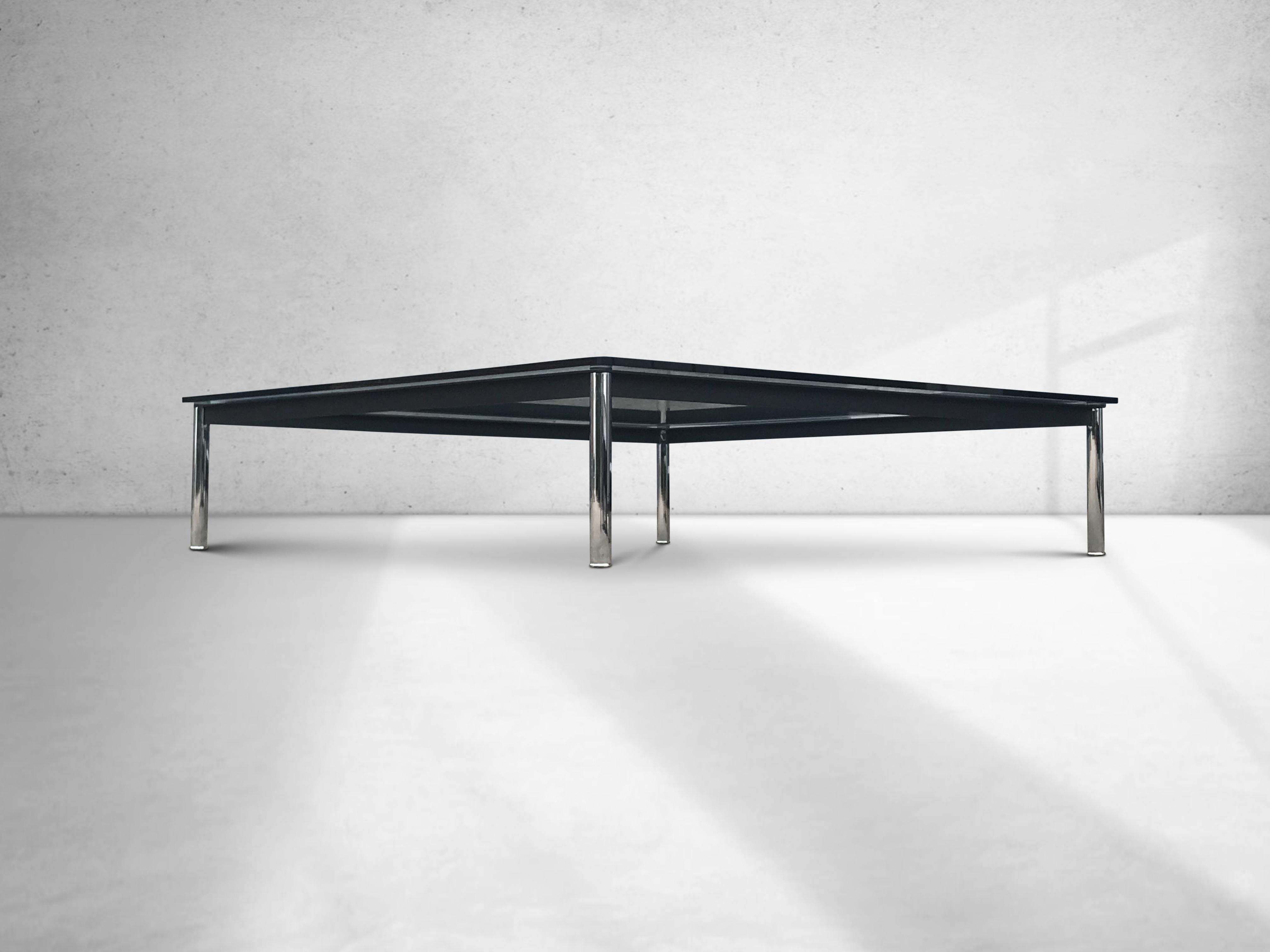 Table basse LC10 de Le Corbusier, Jeanneret et Perriand pour Cassina, années 1990 Bon état - En vente à Stavenisse, NL