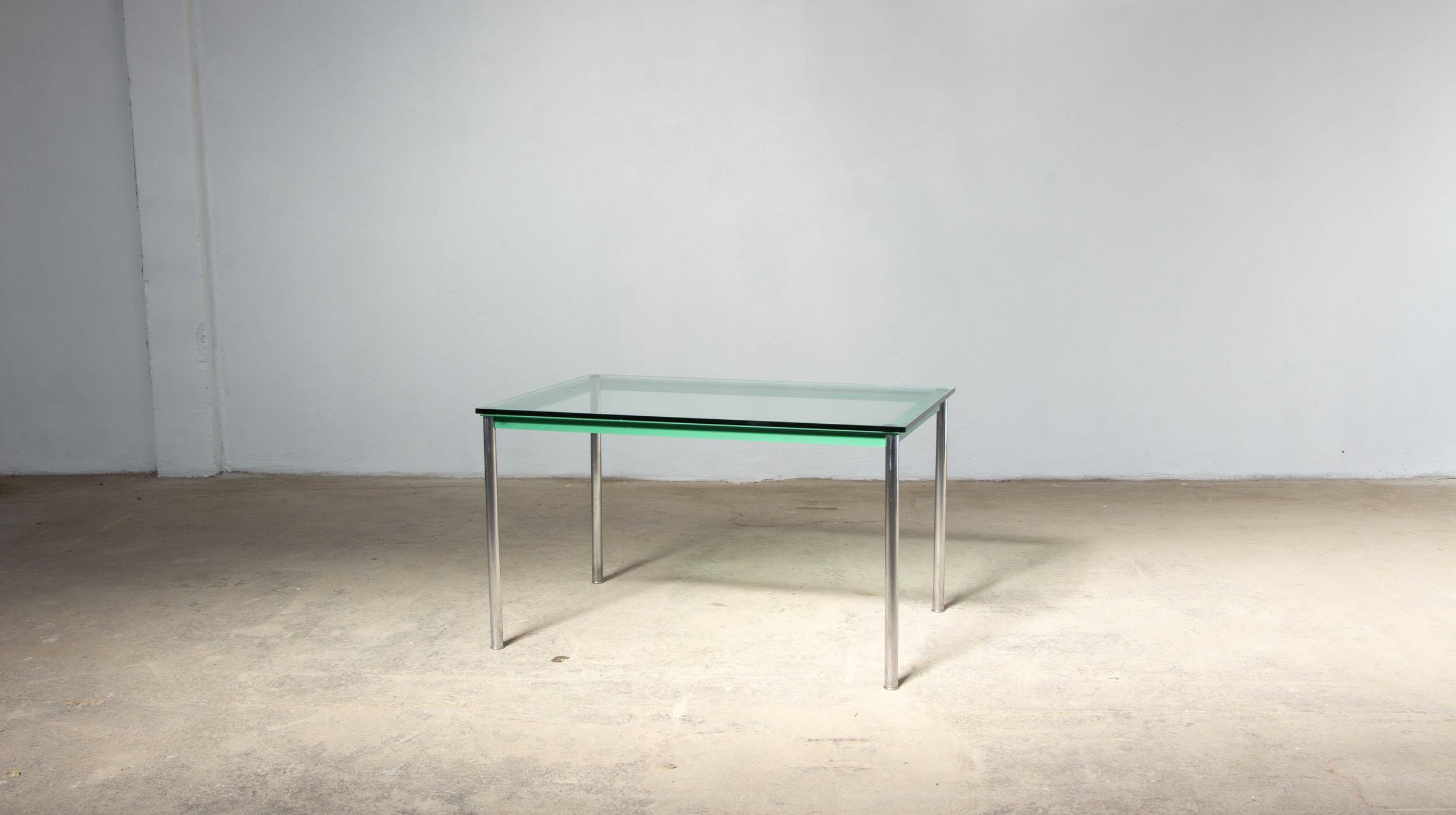 LC-10 Le Corbusier table Cassina edition

LC10 vintage dining table or desk designed by Charlotte Perriand, Le Corbusier and Pierre Jeanneret.

This table was first presented at the Salon d'Automne in Paris in 1929, as part of the “Equipement