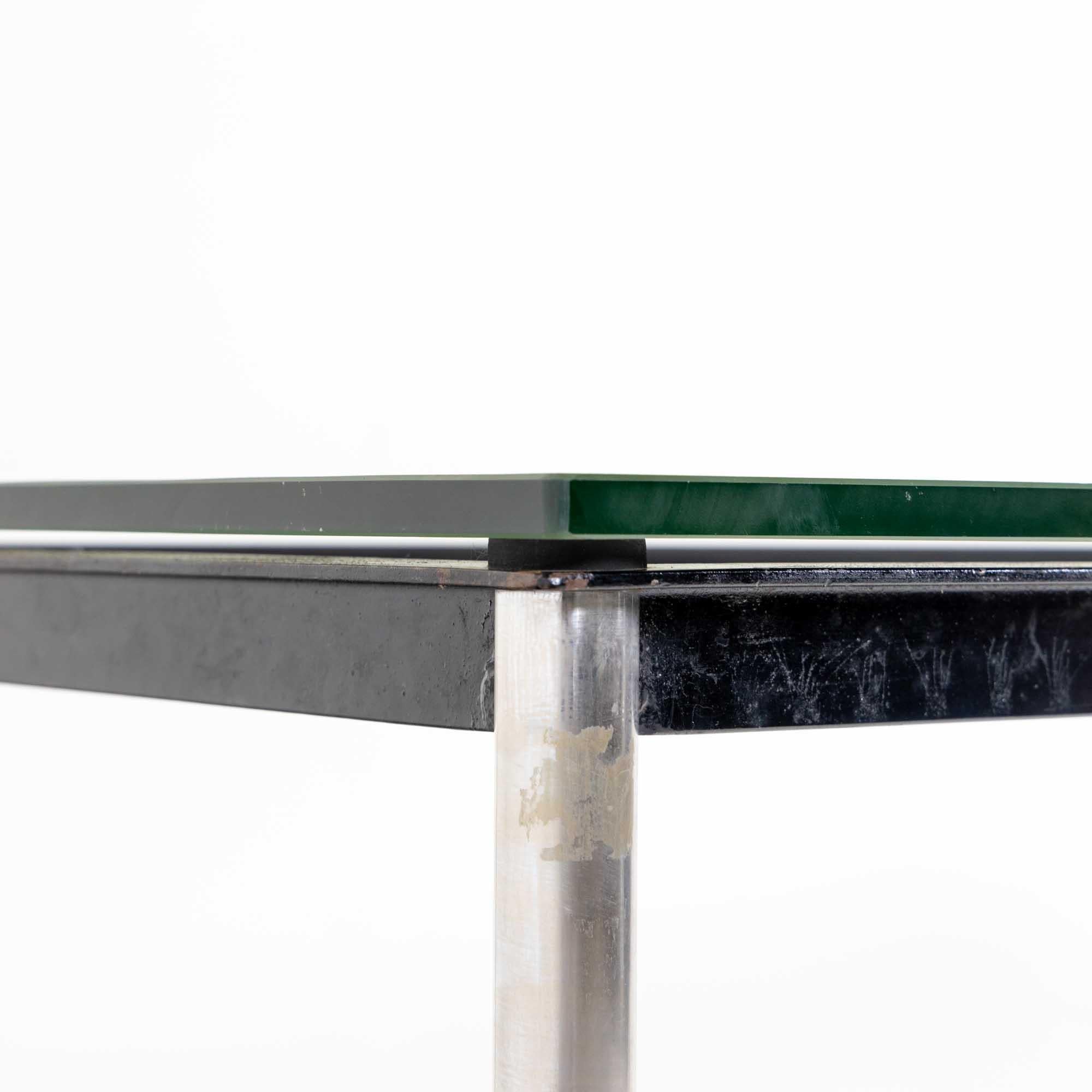 20ième siècle Table LC10 de Le Corbusier pour Cassina, pieds chromés et plateau en verre, fin du 20e siècle en vente