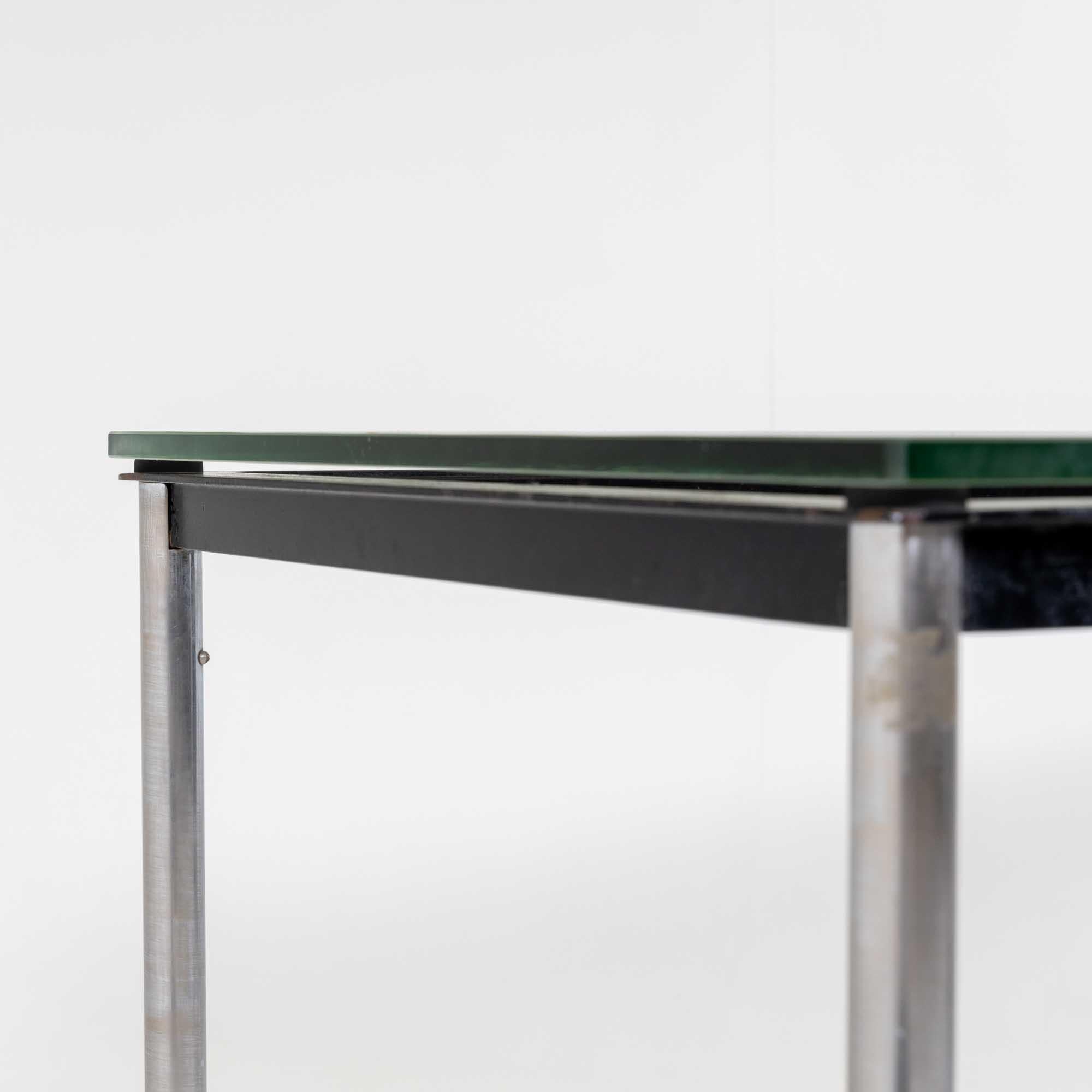 Verre Table LC10 de Le Corbusier pour Cassina, pieds chromés et plateau en verre, fin du 20e siècle en vente