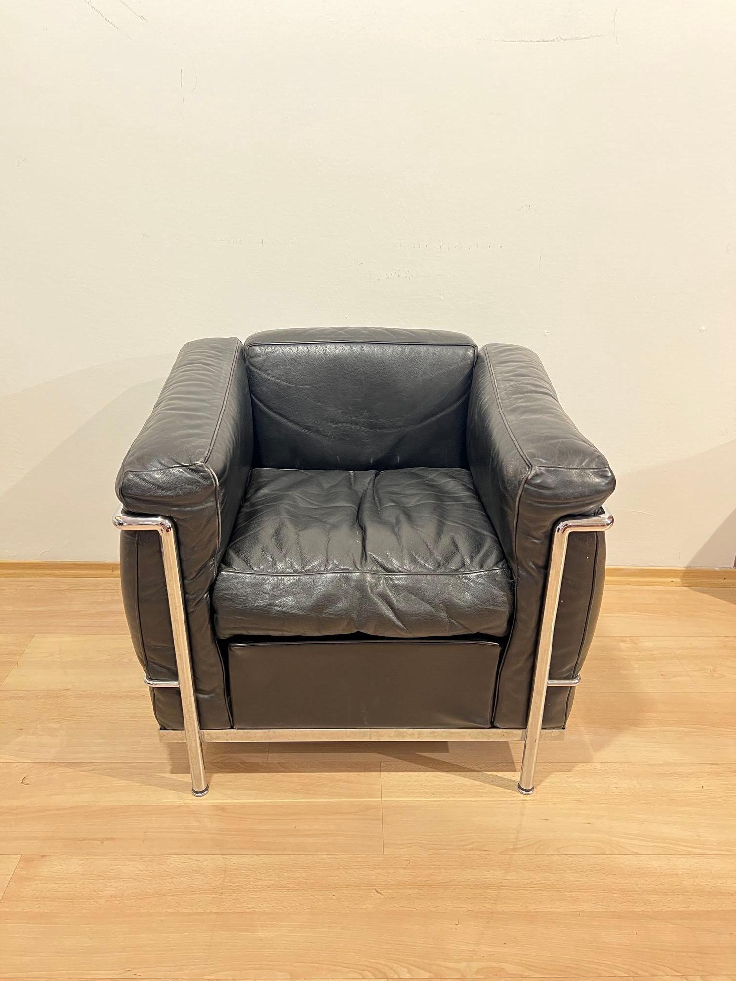 Modernist Design classic ‚LC2 Petit Confort‘ armchair from Italy circa 1960s.
Design: Le Corbusier, Charlotte Perriand & Pierre Jeanneret, 1928.
Black leather in chromed tubular steel frame.
Manufacturer: Cassina
Early production, engraved with