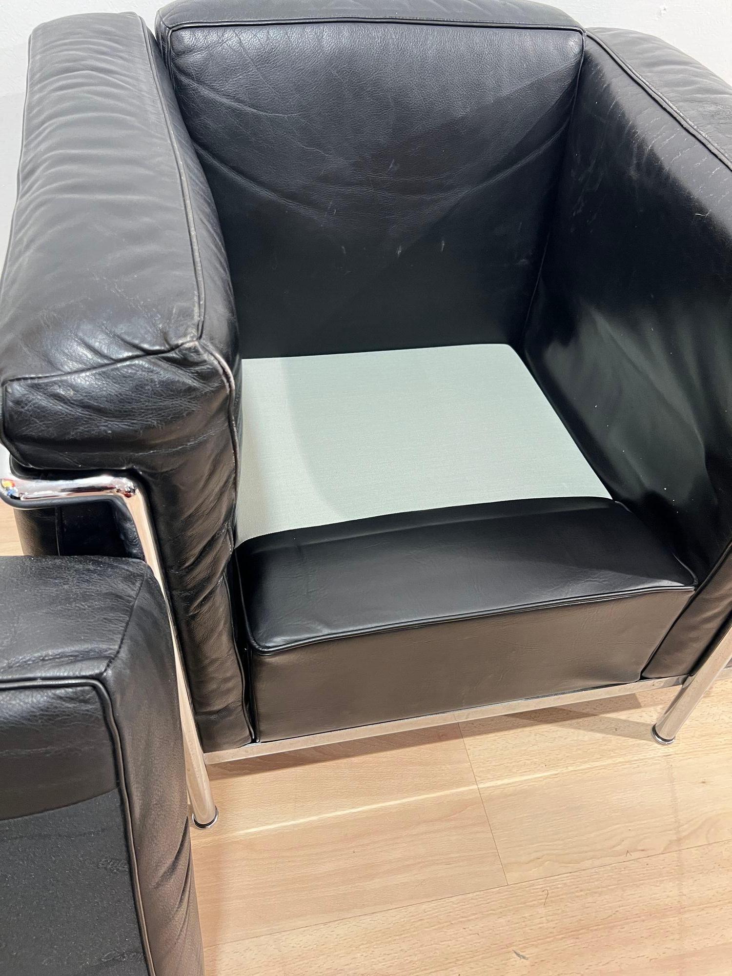 LC2 Armchair, Chromed Steeltube and Black Leather, Italy circa 1960s In Good Condition For Sale In Regensburg, DE