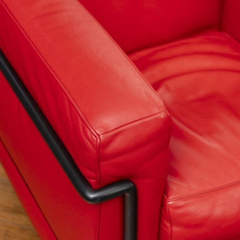 LE CORBUSIER (1887-1965), PIERRE JEANNERET (1896-1967) Y CHARLOTTE PERRIAND (1903-1999), DISEÑADORES & CASSINA, EDITORA

LC2, modelo creado hacia [1928].

Sillón de salón. Armazón de metal con revestimiento epoxi negro; cojines de asiento y respaldo