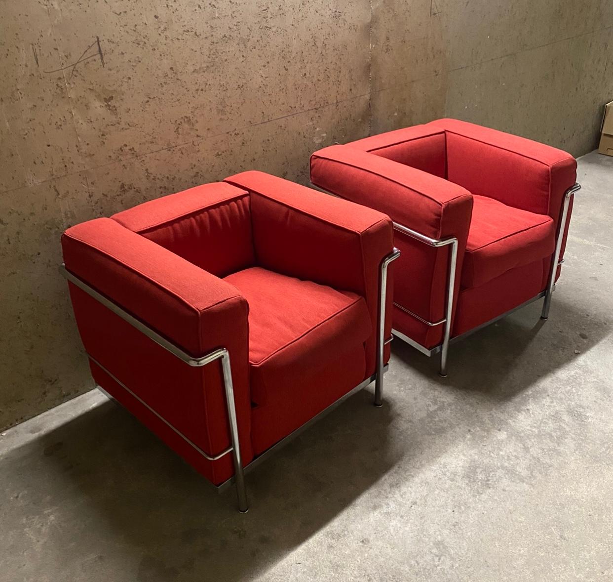 Une paire de chaises LC2 conçues par Le Corbusier et fabriquées par Cassina en Italie.
En bon état.
Rembourré avec du textile.
Signé
