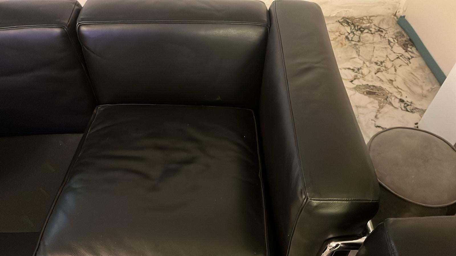 'LC2' Black Leather Settee Sofa Loveseat by Le Corbusier for Cassina, Signed For Sale 3