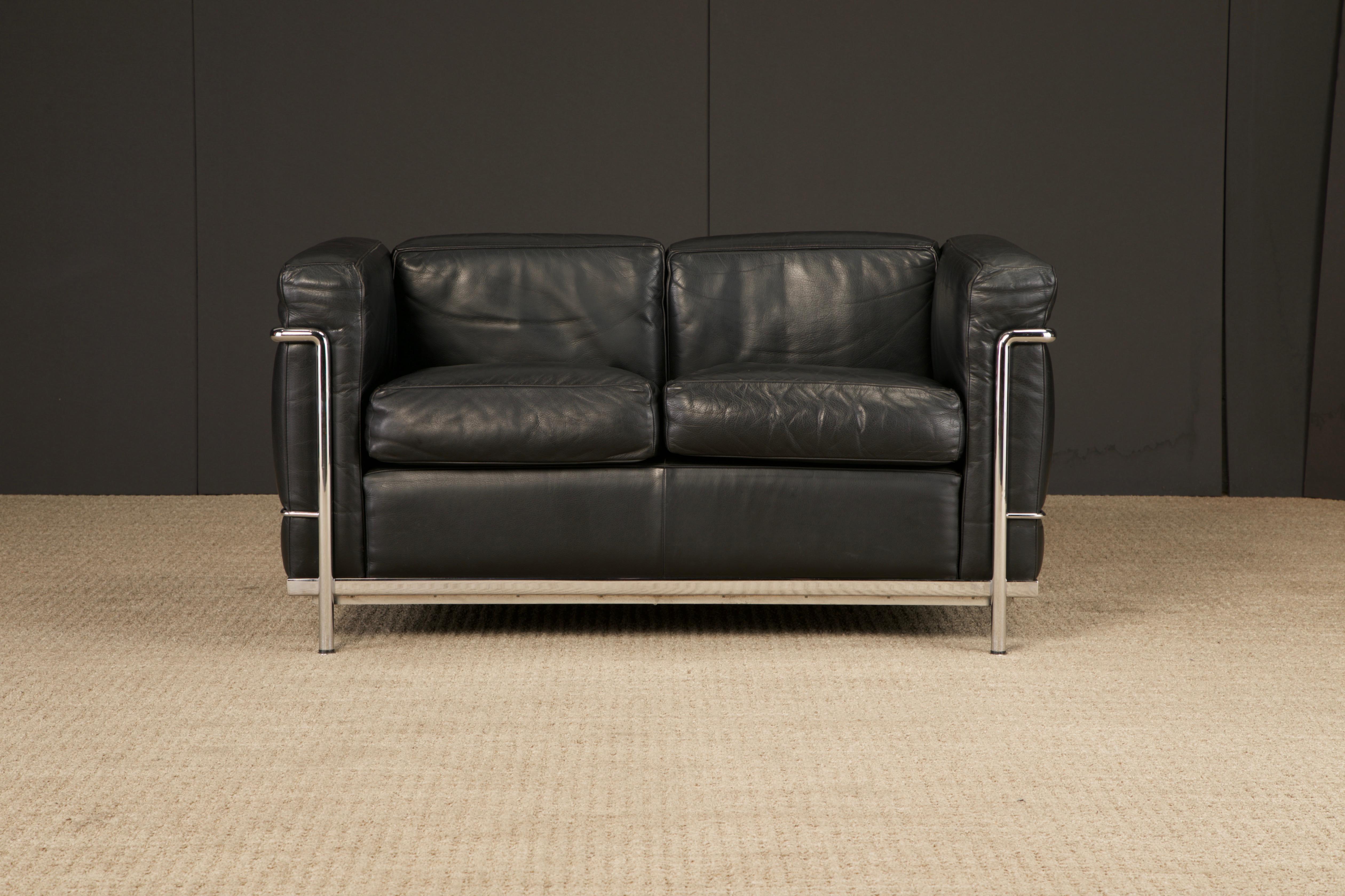 Este increíblemente cómodo sofá loveseat de dos plazas Le Corbusier para Cassina 