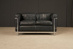 Canapé Loveseat en cuir noir 'LC2' par Le Corbusier pour Cassina, signé