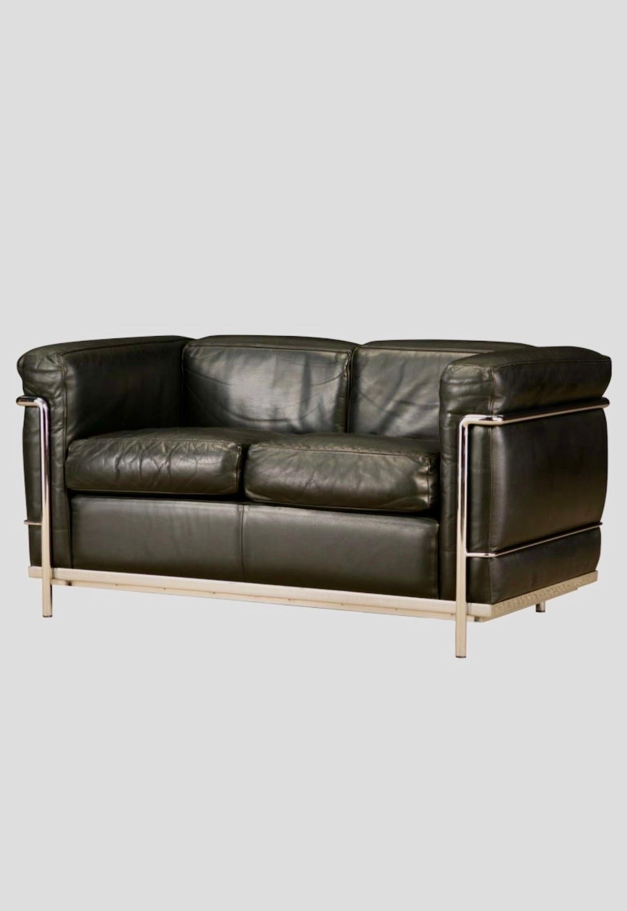 Bauhaus 'LC2' Black Leather Settee Sofa Loveseat by Le Corbusier for Cassina, Signed For Sale