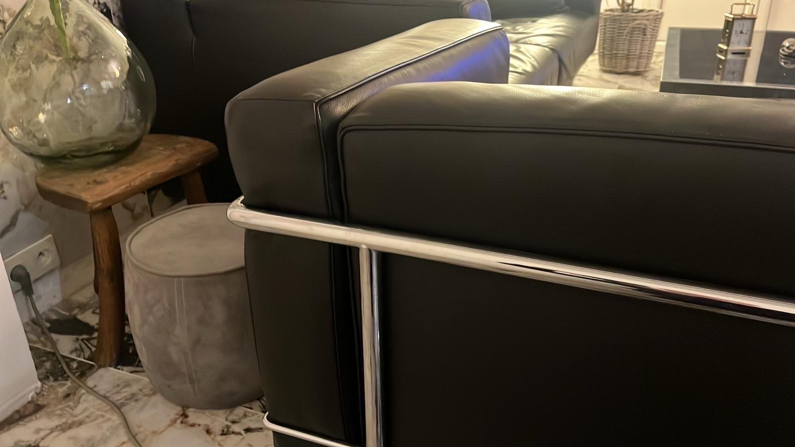 'LC2' Black Leather Settee Sofa Loveseat by Le Corbusier for Cassina, Signed In Good Condition For Sale In La xara, VC