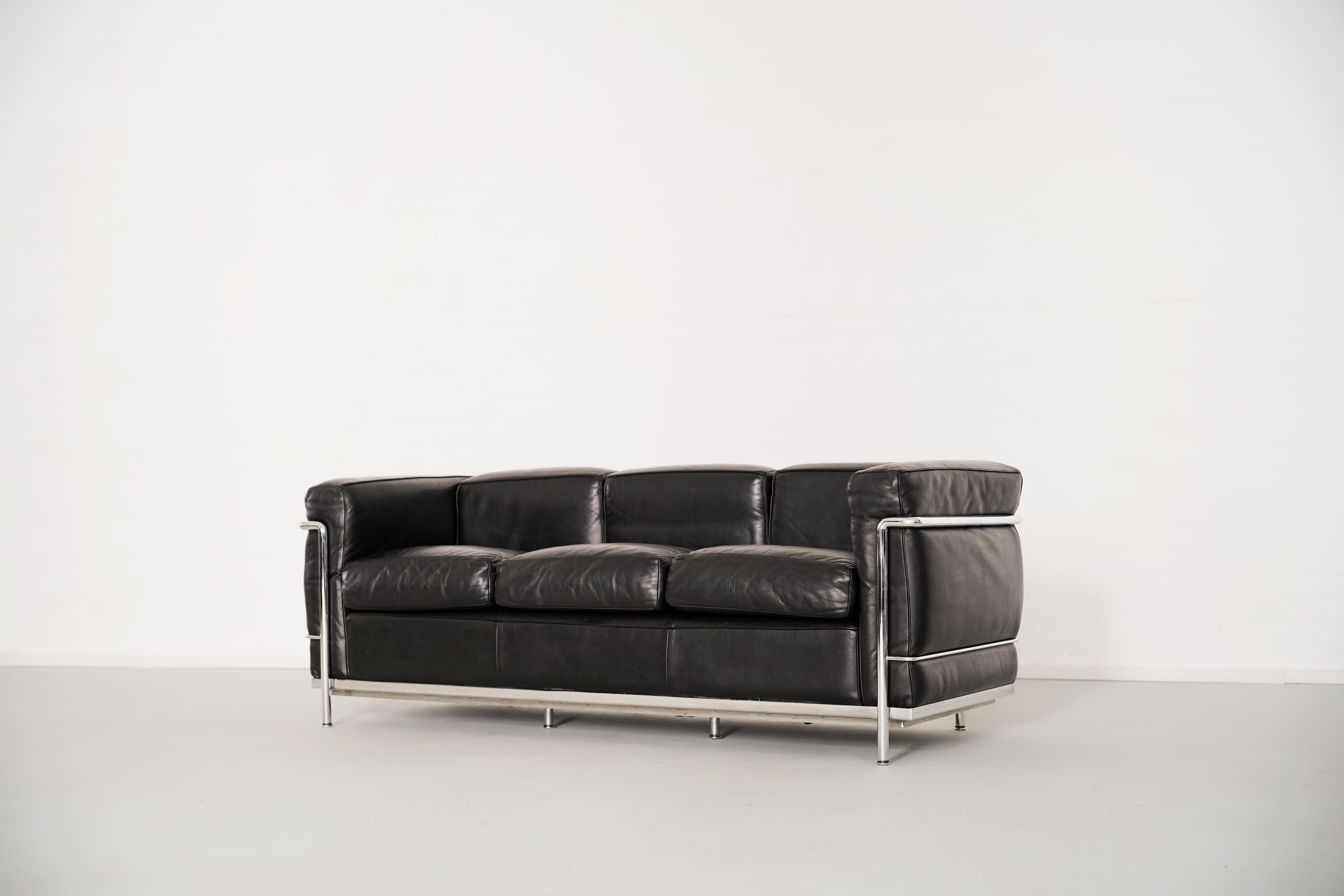 Le canapé trois places LC2, conçu à l'origine en 1928 par Le Corbusier, Pierre Jeanneret et Charlotte Perriand, puis produit par Cassina, est l'une des icônes les plus célèbres du design mobilier moderniste.

Le canapé est défini par son cadre en