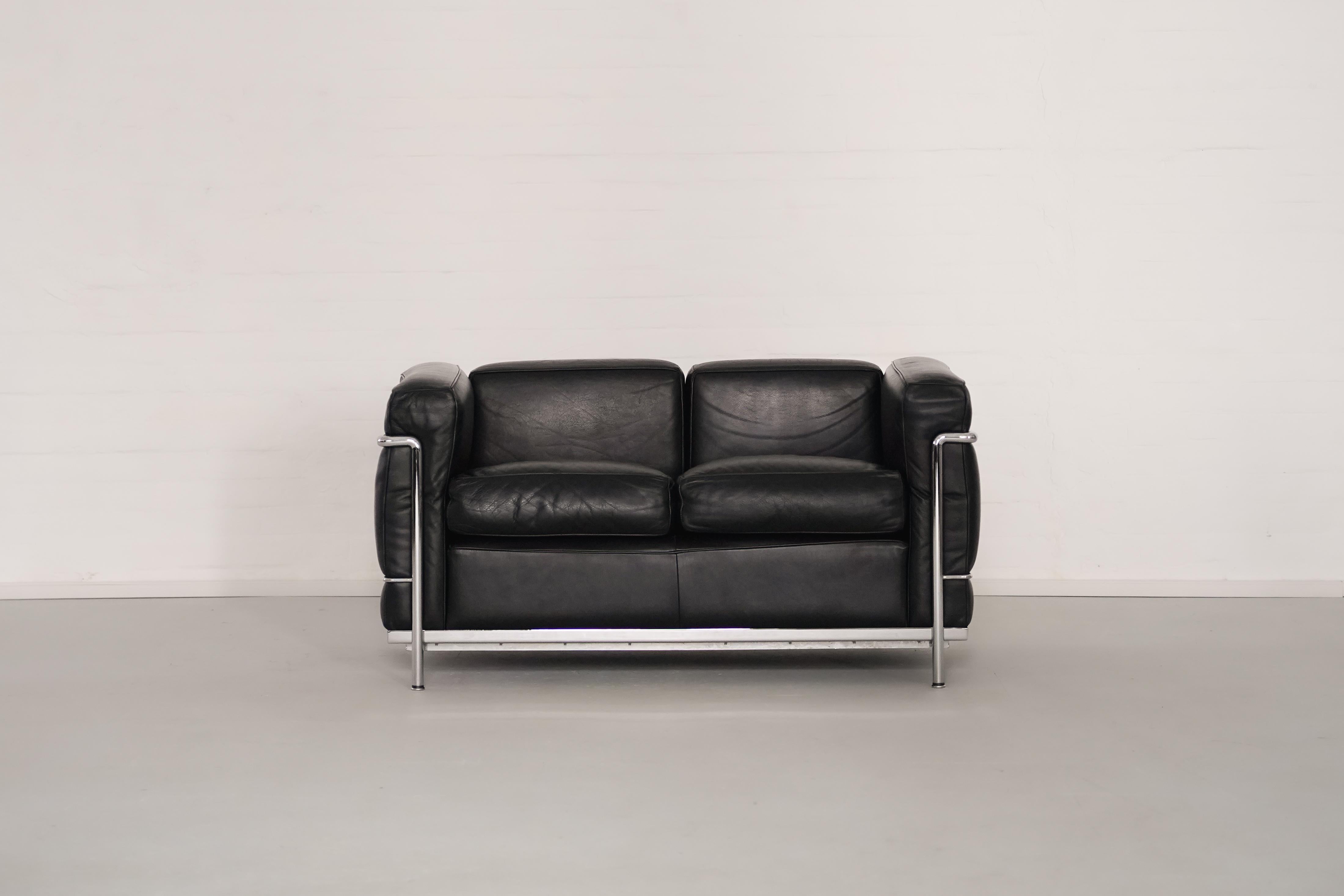 Le canapé deux places LC2, conçu à l'origine en 1928 par Le Corbusier, Pierre Jeanneret et Charlotte Perriand, puis produit par Cassina, est l'une des icônes les plus célèbres du design mobilier moderniste.

Le canapé est défini par son cadre en