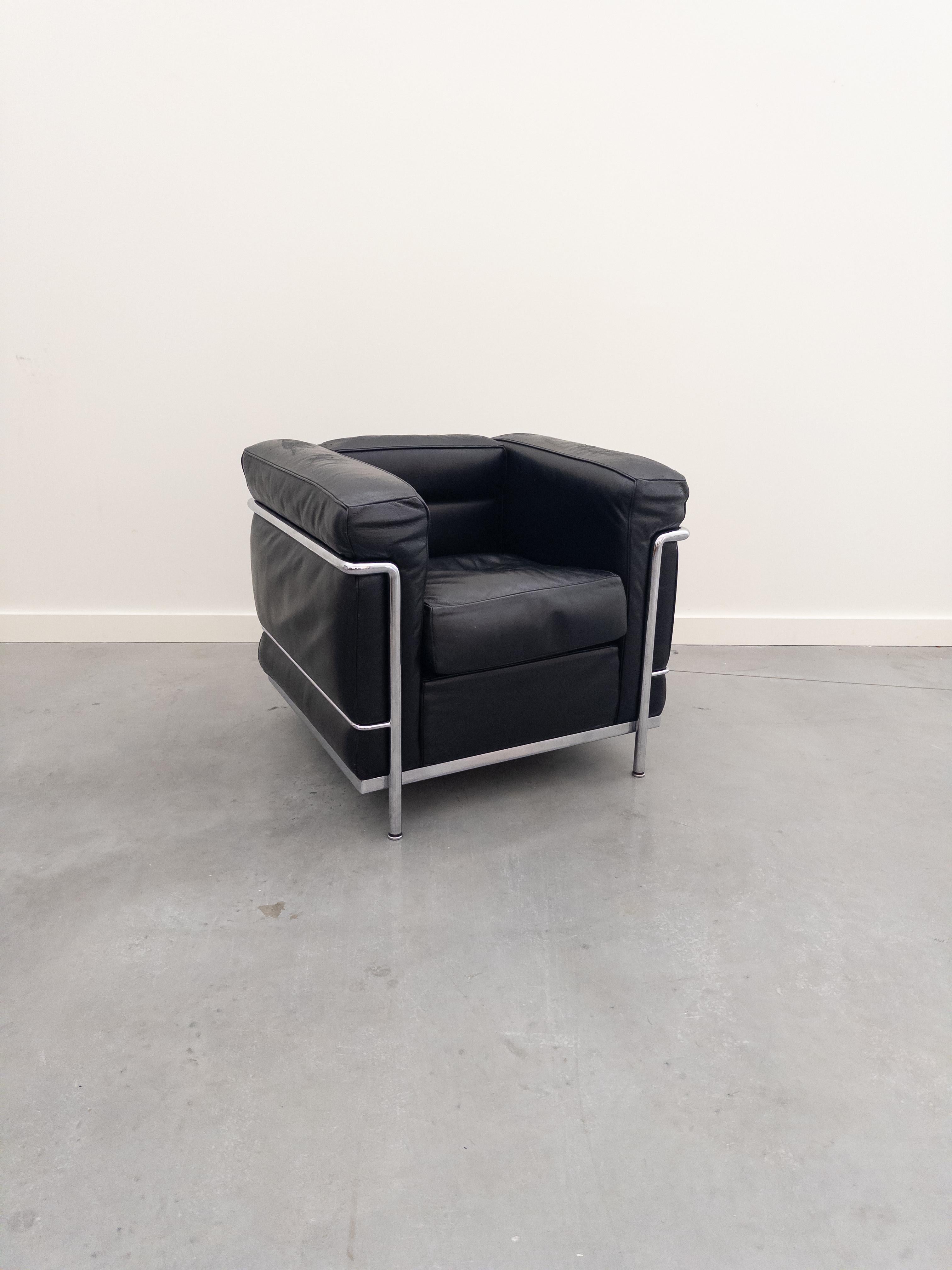 Original LC2 Petit Modele Lounge Chair, ursprünglich 1928 von Le Corbusier und seinen Mitarbeitern Pierre Jeanneret und Charlotte Perriand entworfen. Dieses Exemplar wurde in den 1980er Jahren in Italien von Cassina hergestellt, und die Stuhlrahmen