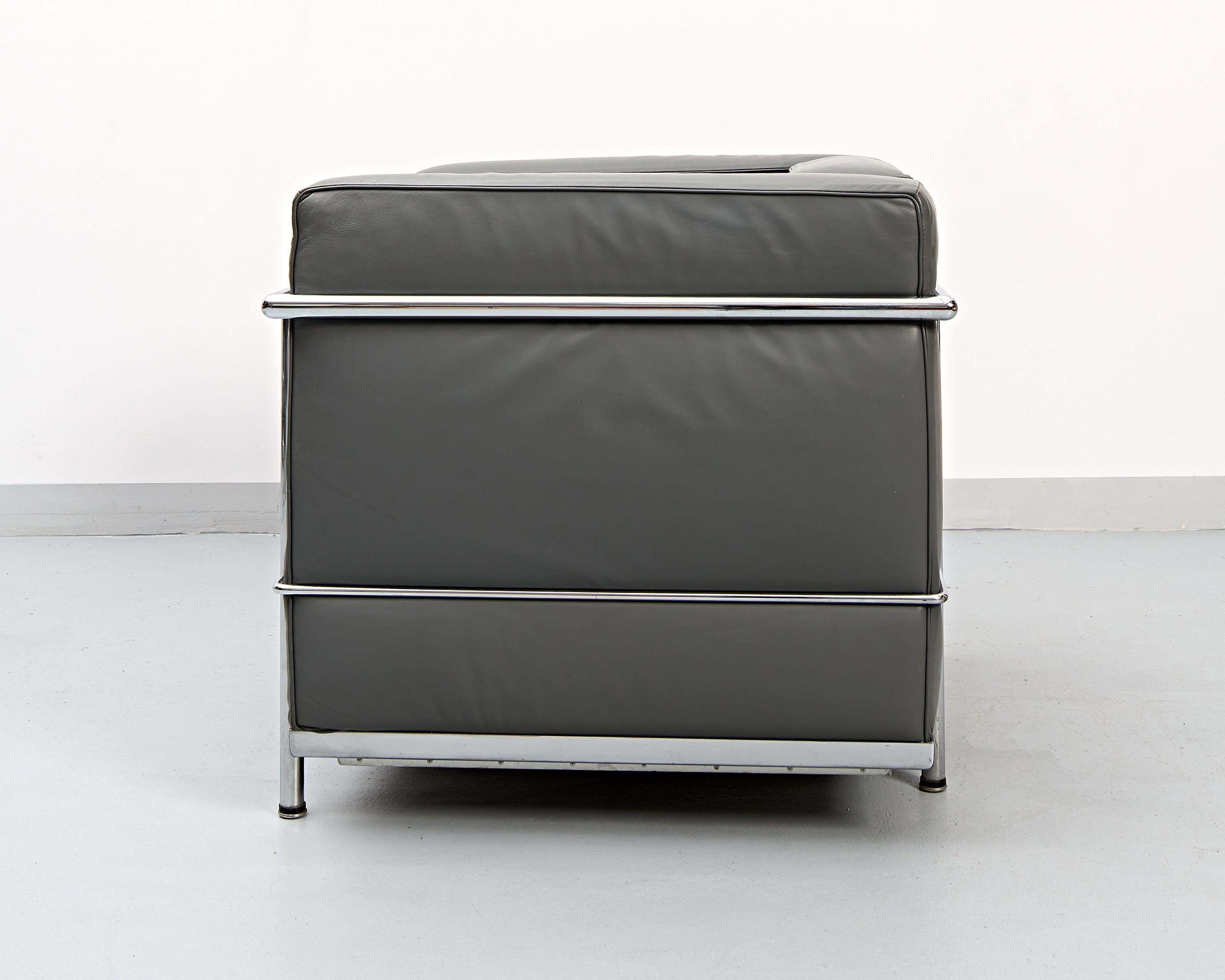 italien Fauteuil club LC2 de P. Jeanneret, Le Corbusier & C. Perriand pour Alivar, 1980 en vente