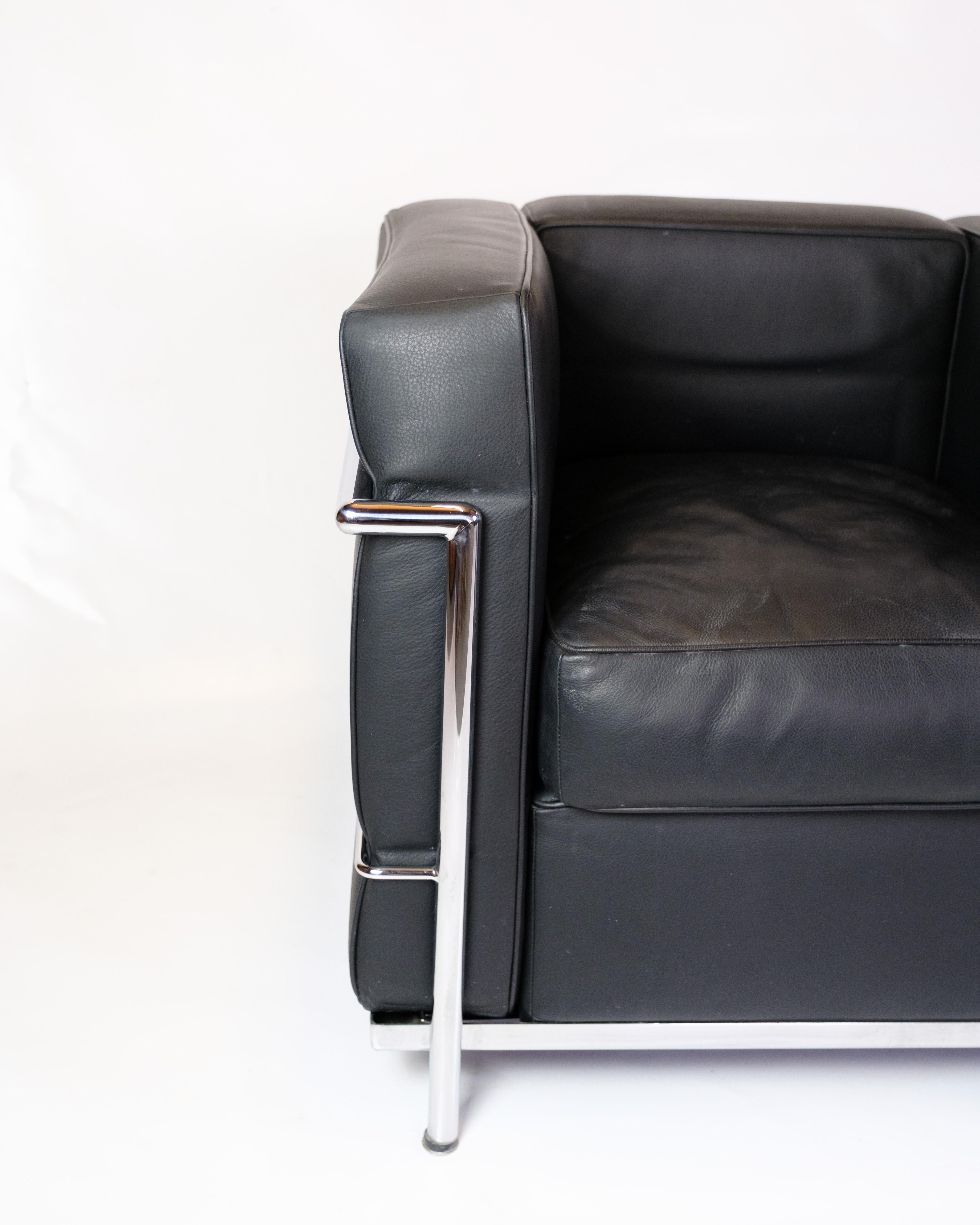 Poltrona Le Corbusier LC2, disegnata nel 1928 da Le Corbusier, Pierre Jeanneret e Charlotte Perriand, prodotta da Cassina. La sedia ha una struttura in tubi d'acciaio cromato e un rivestimento in pelle nera.

La sedia è in ottime condizioni e sarà